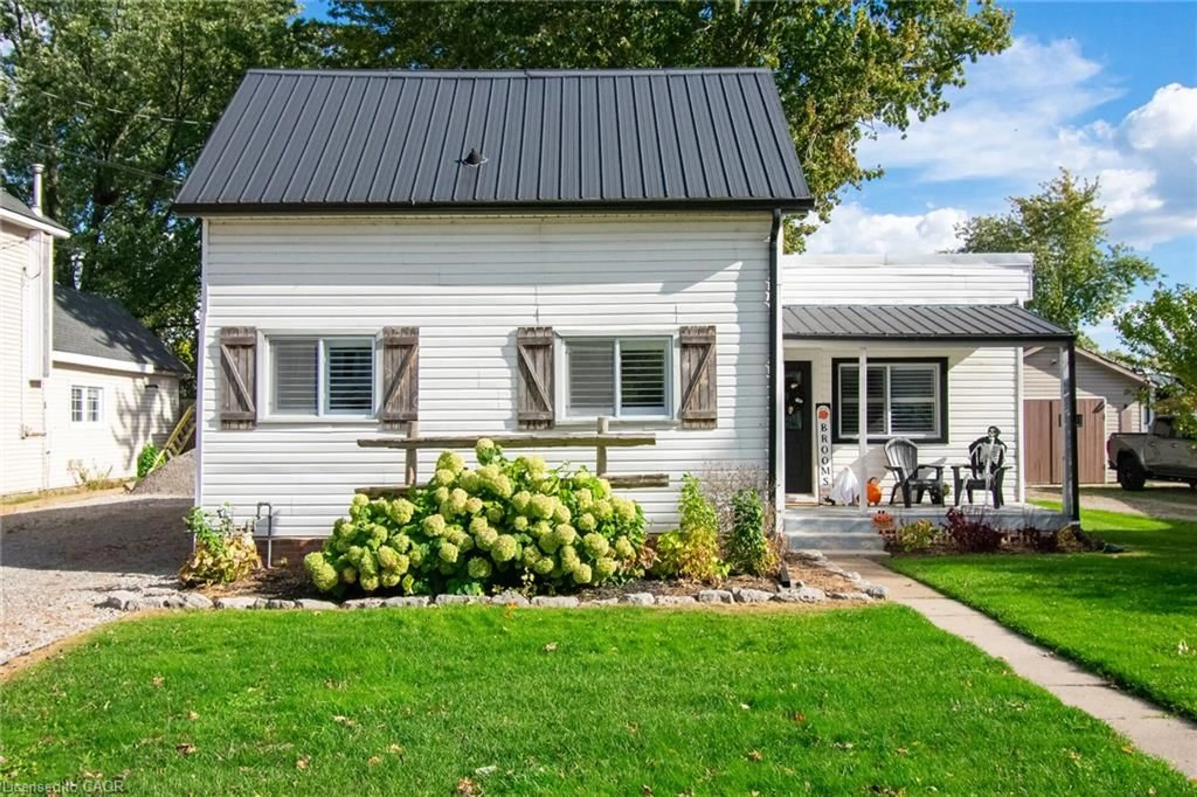 Home with vinyl exterior material, street for 707 Tamarac St, Dunnville Ontario N1A 2E3