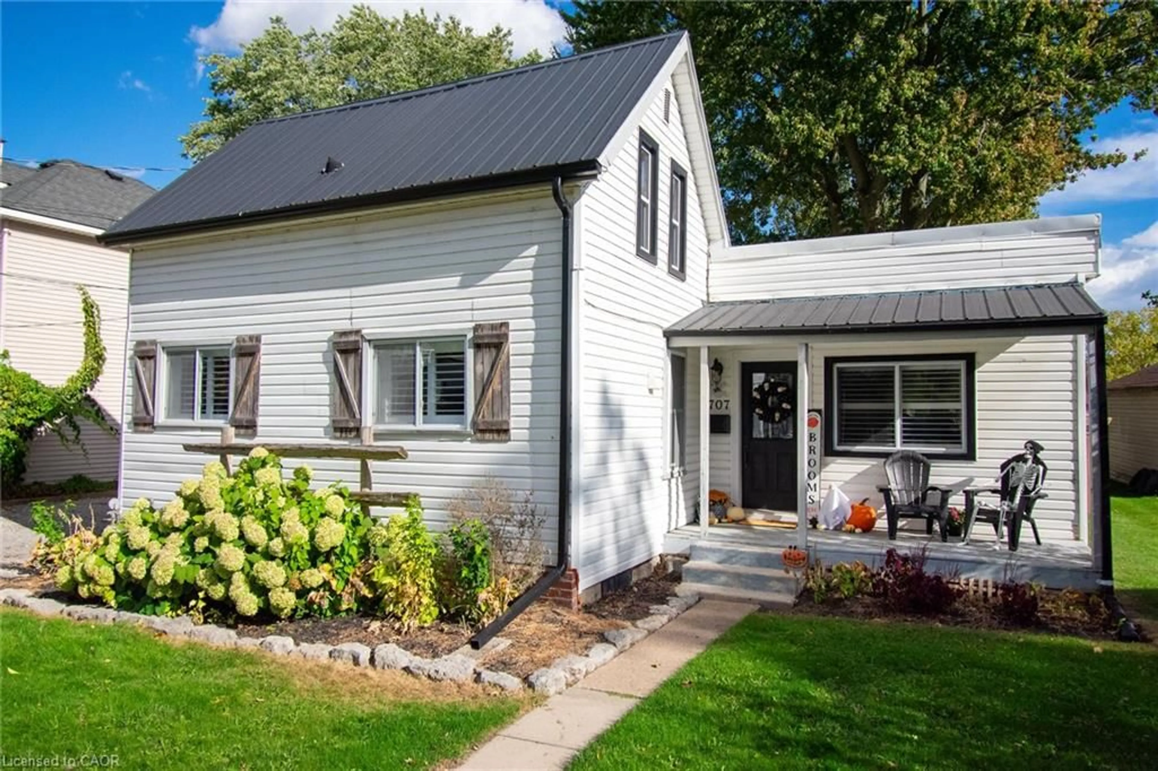 Home with vinyl exterior material, street for 707 Tamarac St, Dunnville Ontario N1A 2E3