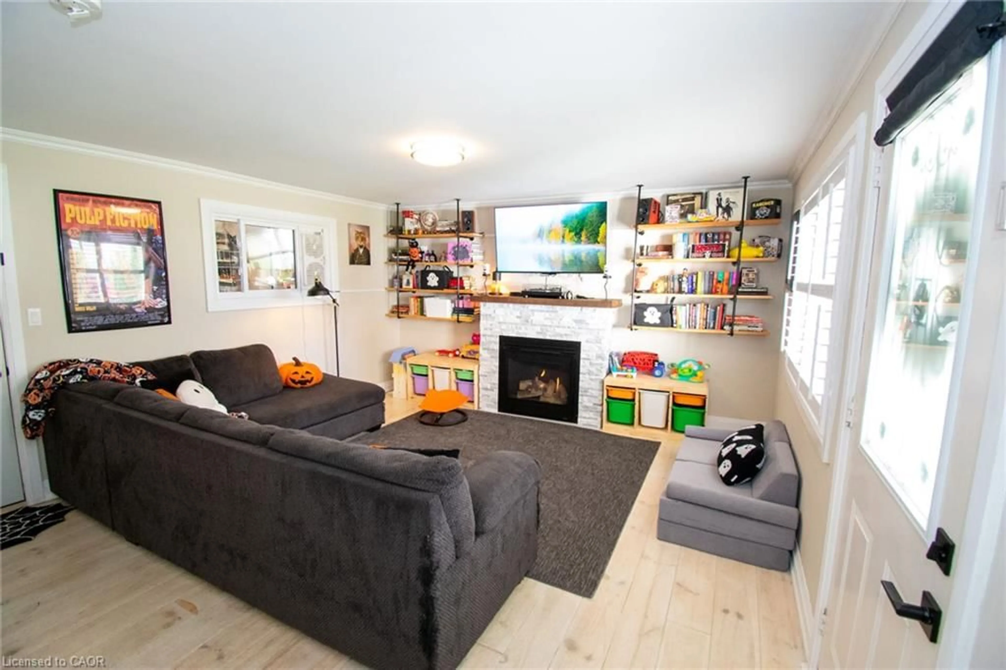 Living room with furniture, wood/laminate floor for 707 Tamarac St, Dunnville Ontario N1A 2E3