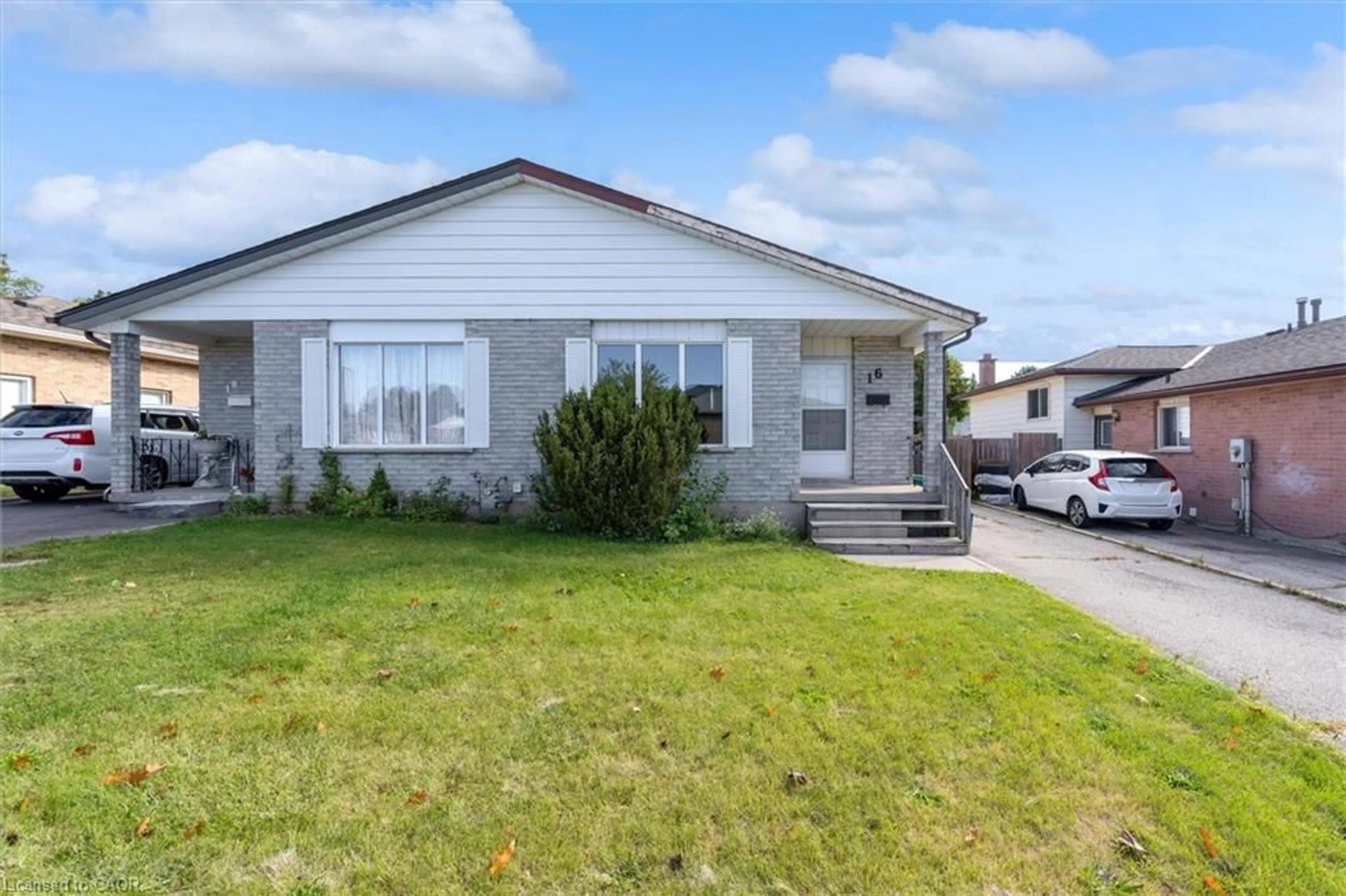 Home with vinyl exterior material, street for 16 Crystal Crt, Cambridge Ontario N1R 7T2