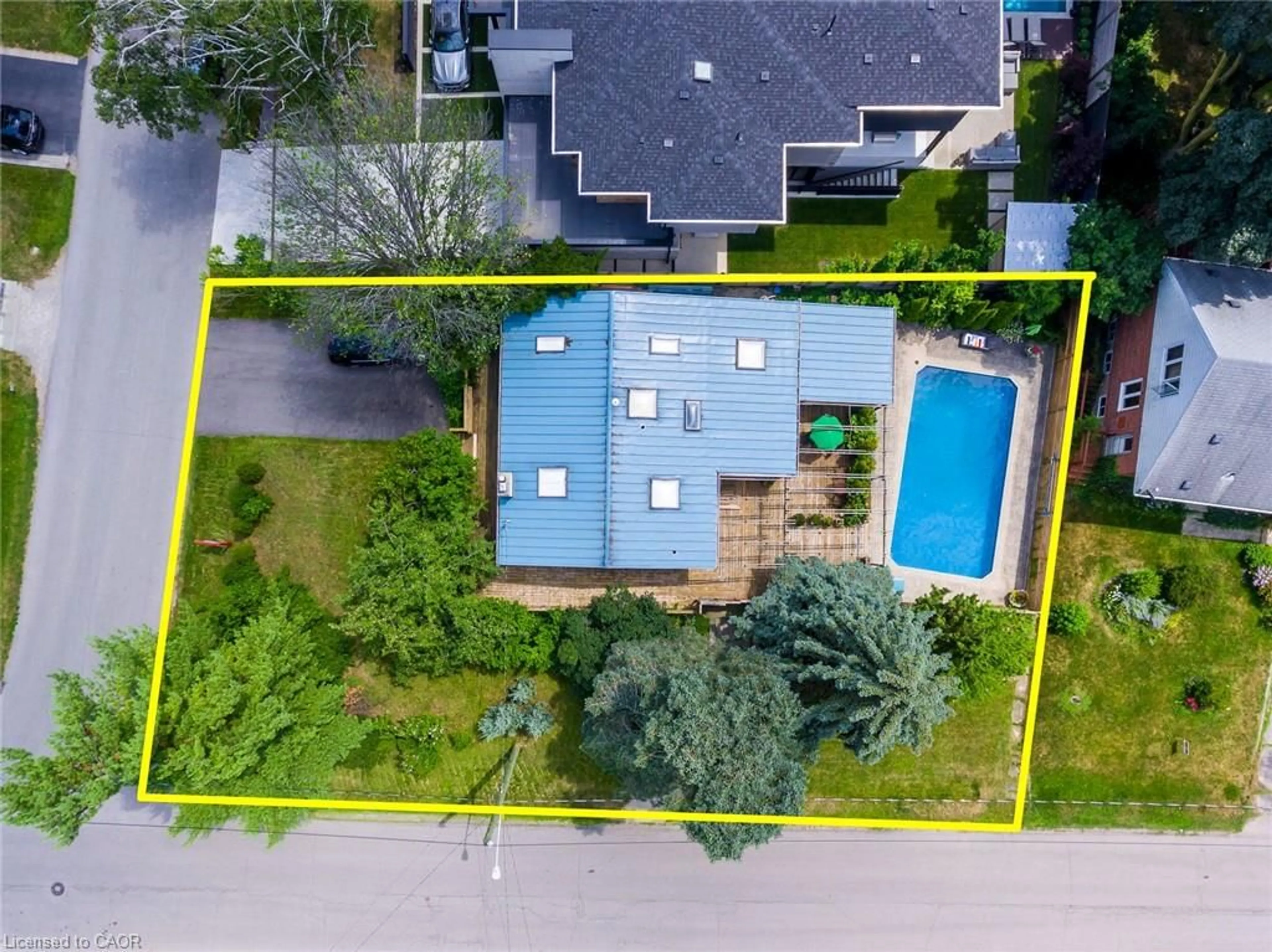 A pic from outside/outdoor area/front of a property/back of a property/a pic from drone, street for 1510 Constance Dr, Oakville Ontario L6J 2V2