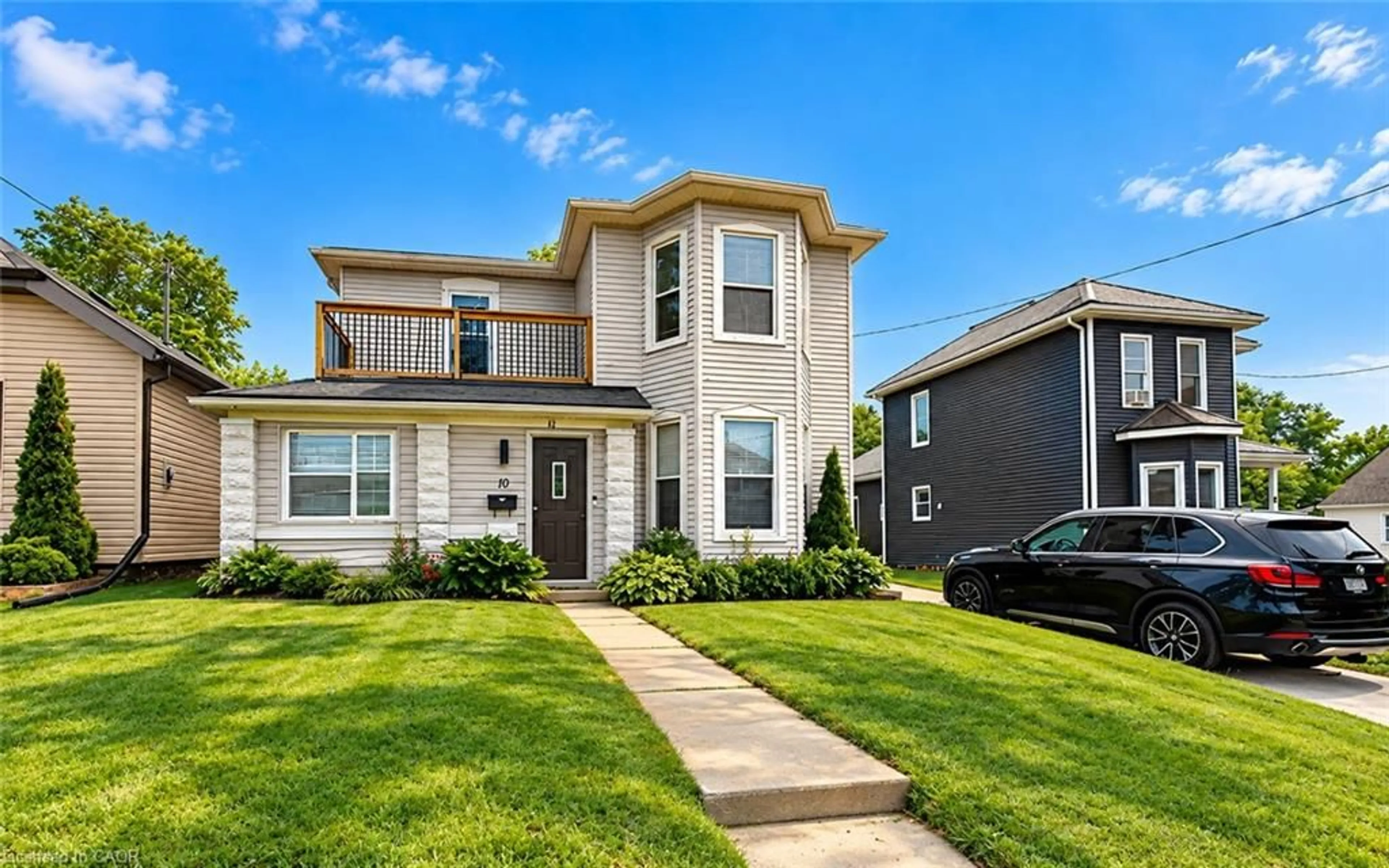 Home with vinyl exterior material, street for 10 Meda St, St. Thomas Ontario N5P 1W5