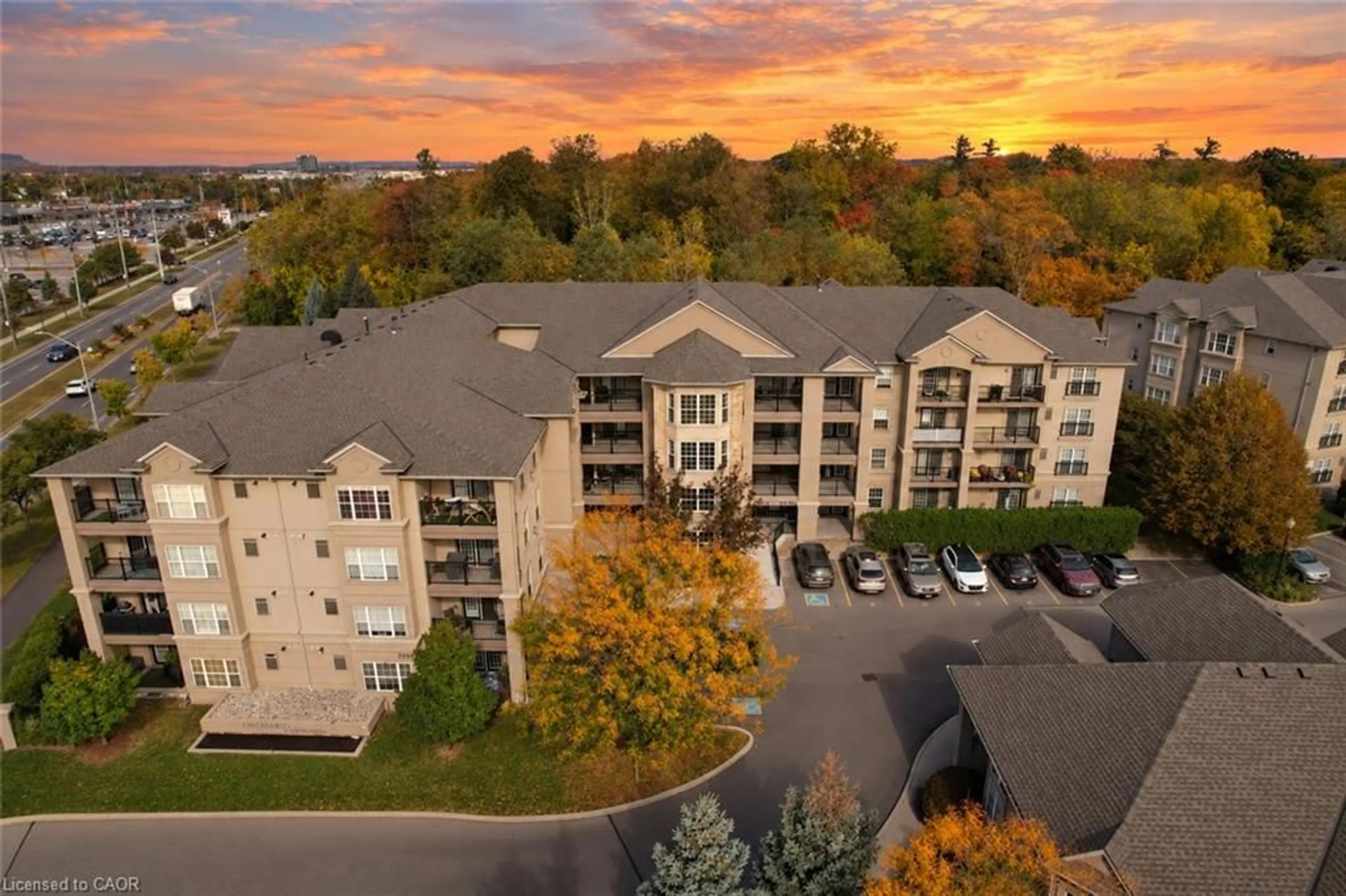 A pic from outside/outdoor area/front of a property/back of a property/a pic from drone, mountain view for 2085 Appleby Line #103, Burlington Ontario L7L 7H4