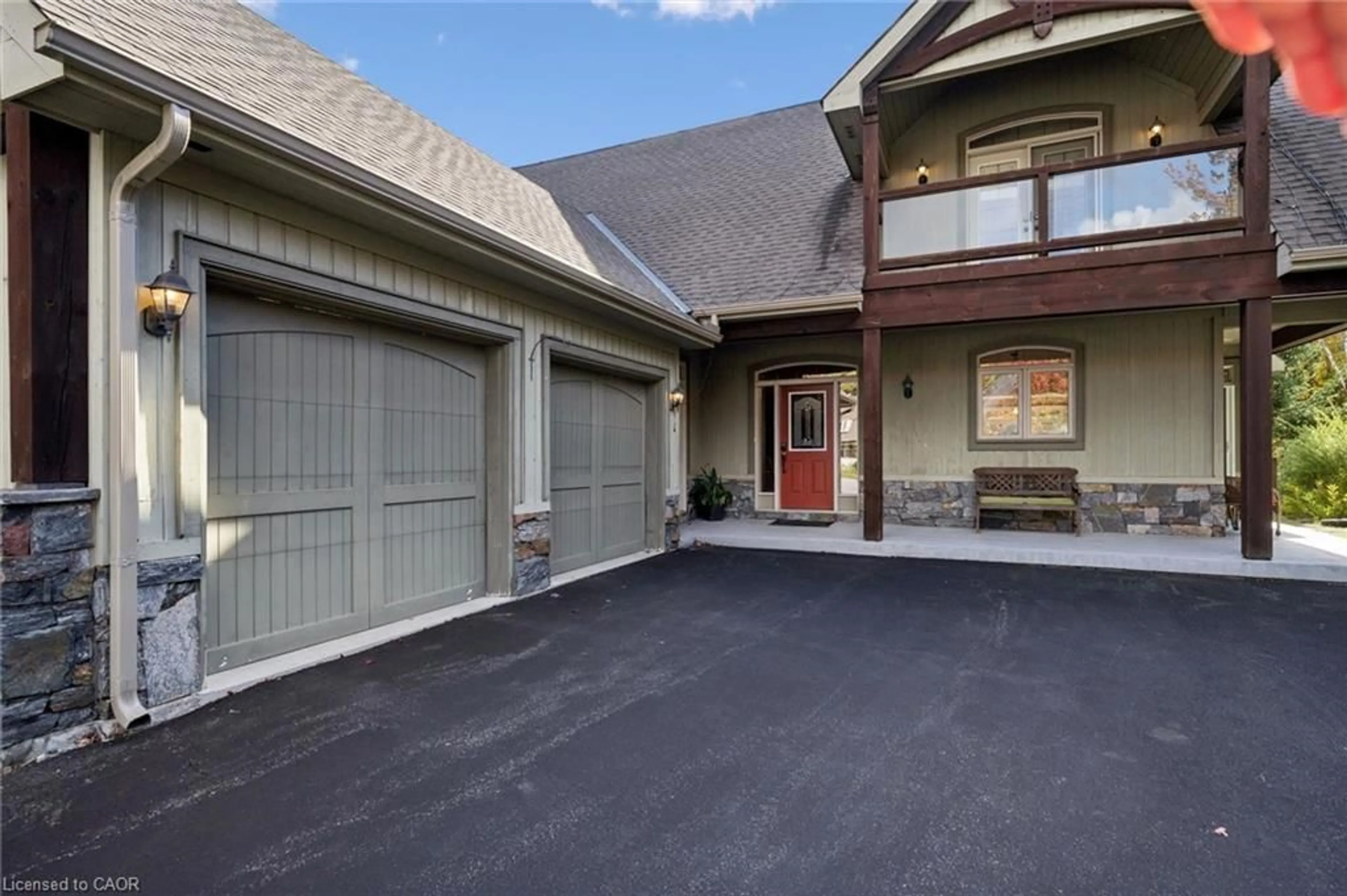 Indoor garage for 15 Breakwater Crt, Gravenhurst Ontario P1P 0A1