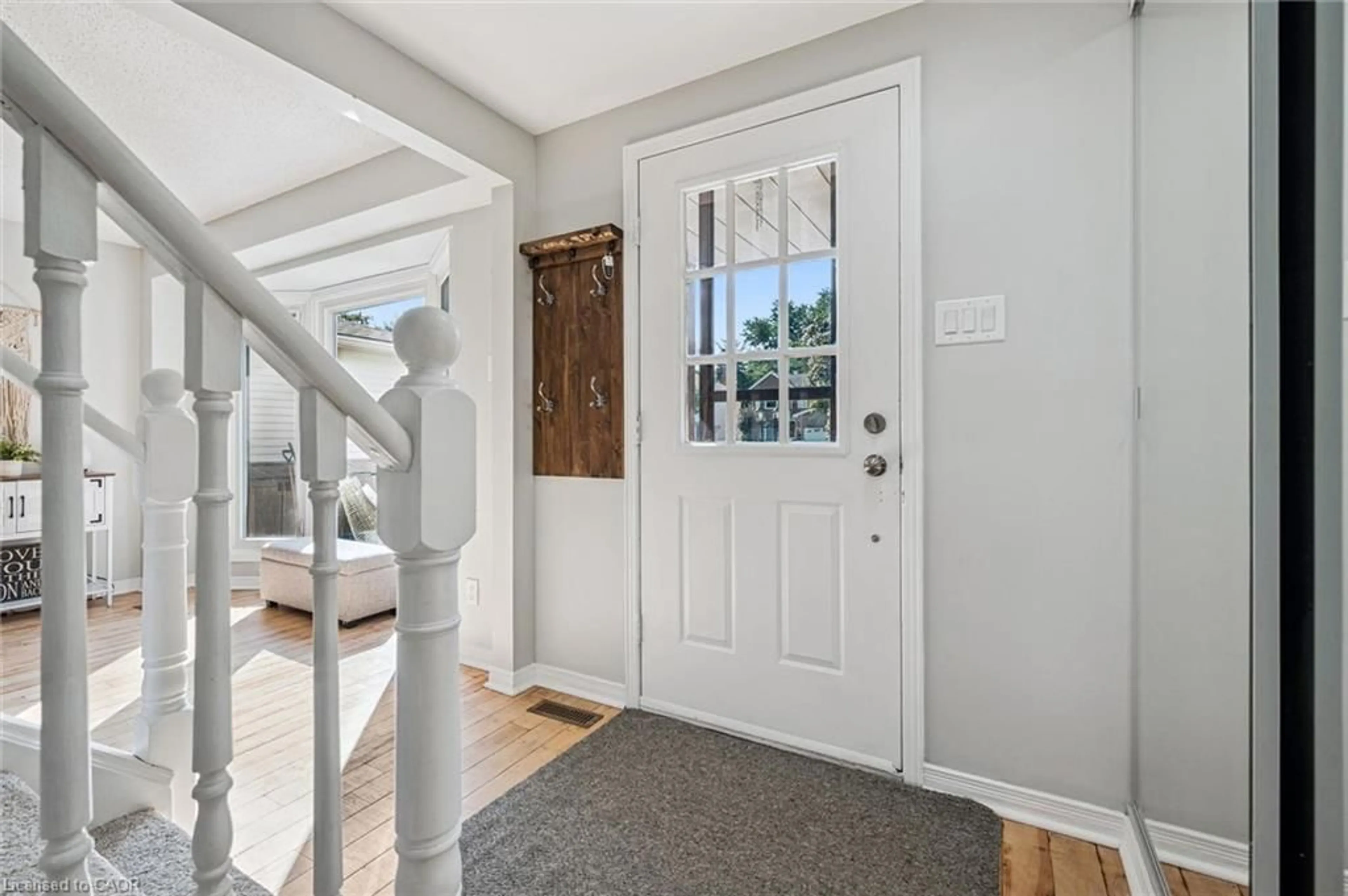 Indoor entryway for 54 Royal Orchard Pl, Kitchener Ontario N2N 1Z6