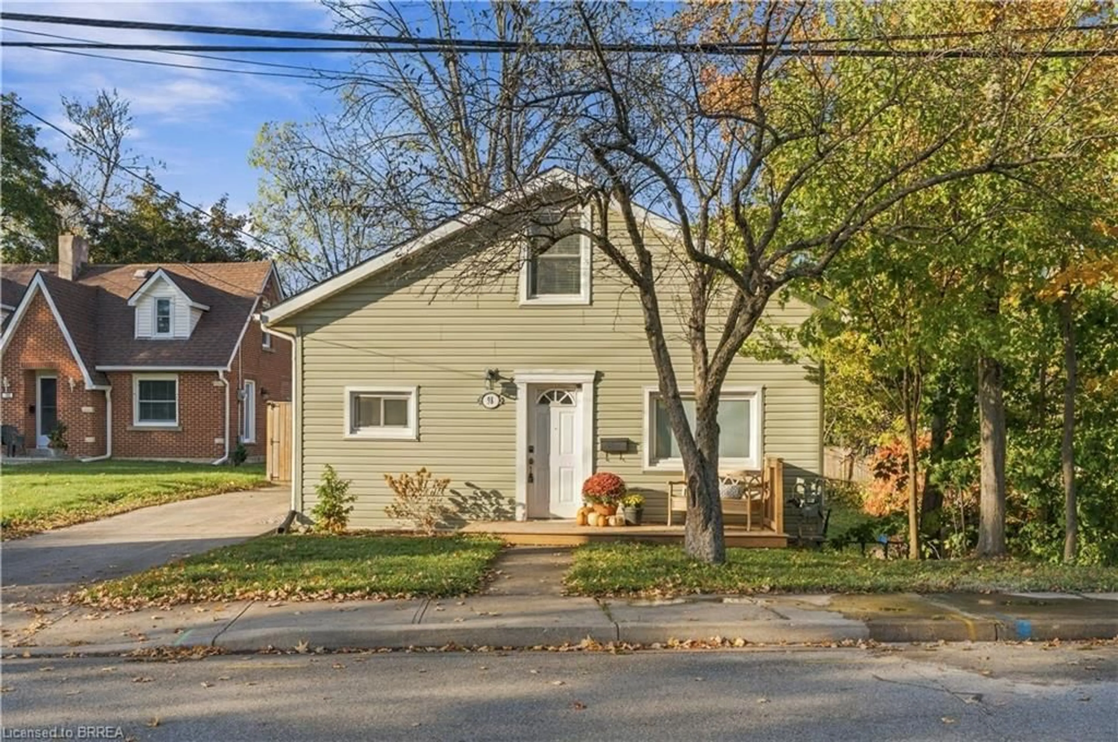 Home with brick exterior material, street for 98 Dundas St, Paris Ontario N3L 1G7