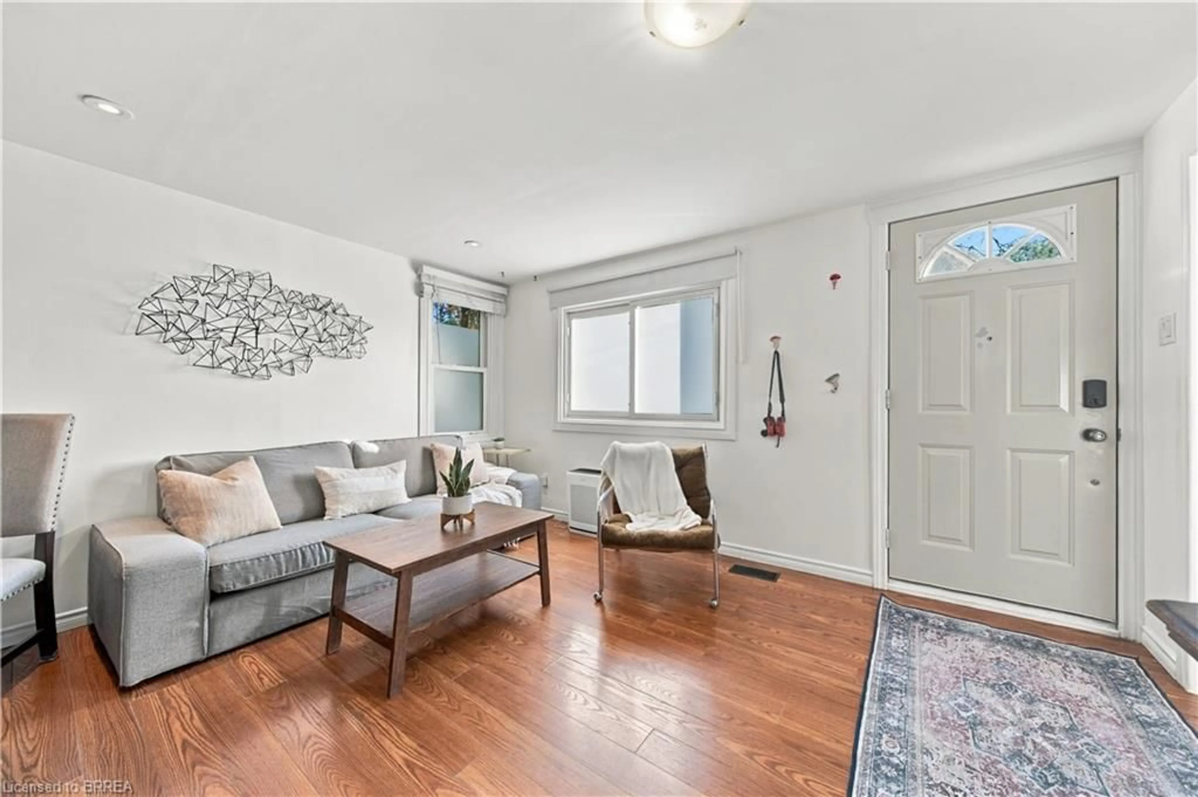 Living room with furniture, unknown for 98 Dundas St, Paris Ontario N3L 1G7