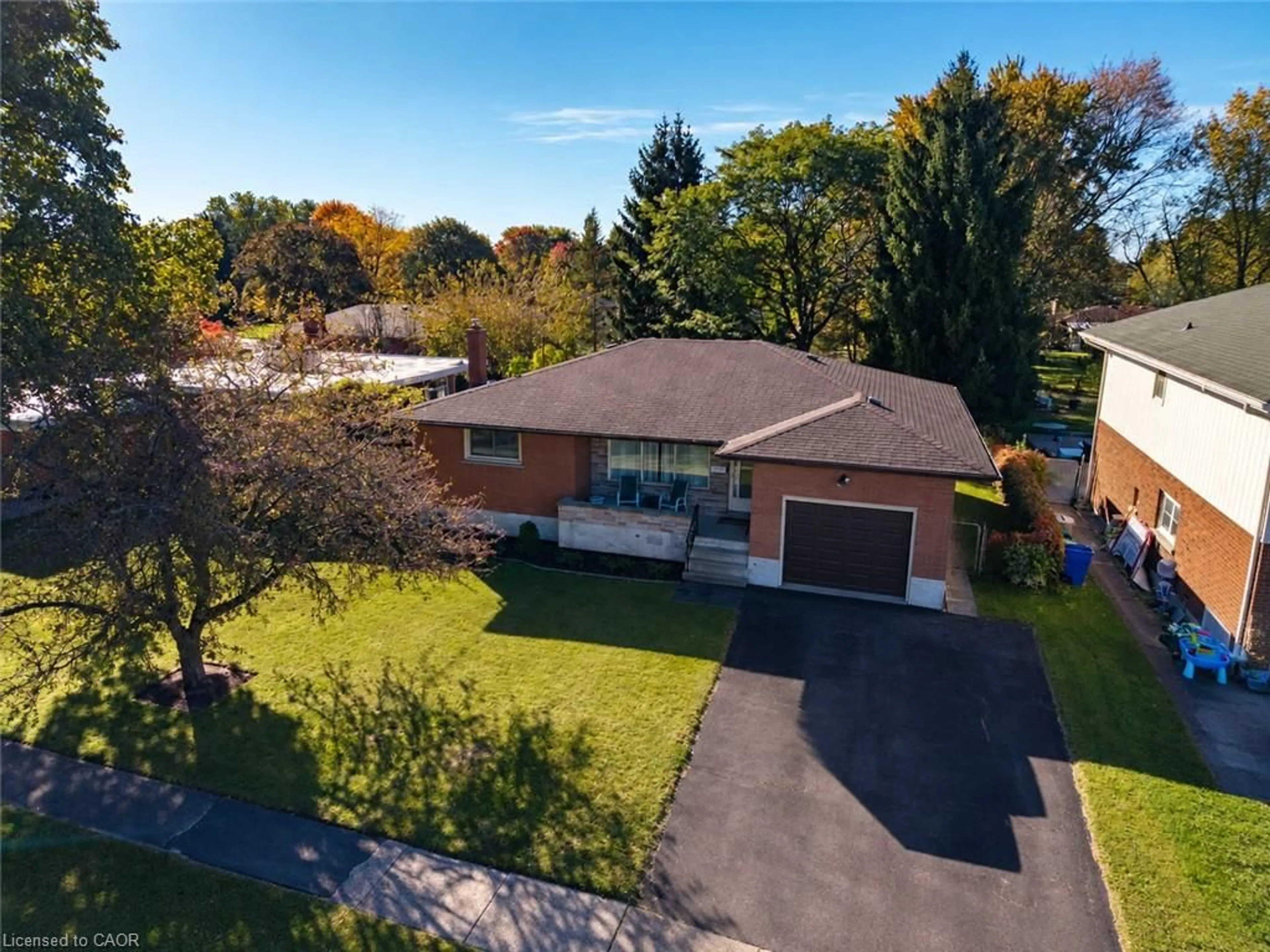 A pic from outside/outdoor area/front of a property/back of a property/a pic from drone, street for 231 Price Ave, Welland Ontario L3C 3Z1