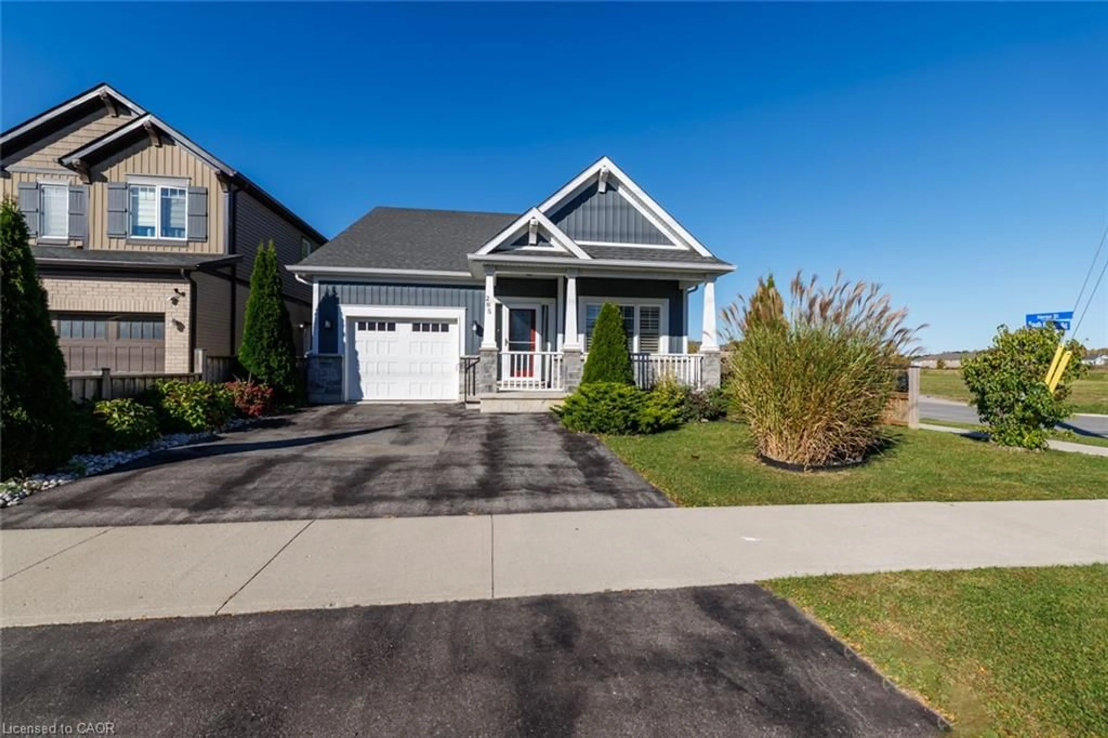 Home with vinyl exterior material, street for 285 South Pelham Rd, Welland Ontario L3C 0E6