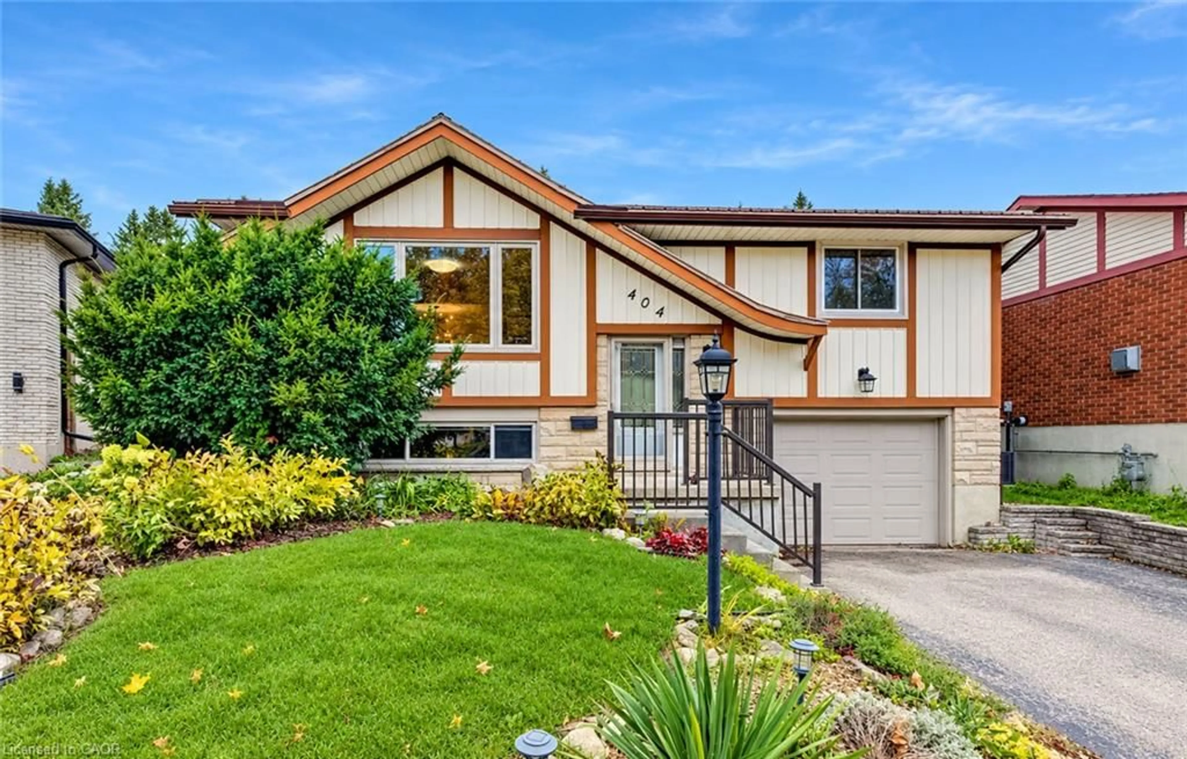 Home with vinyl exterior material, street for 404 Lakeview Dr, Waterloo Ontario N2L 4Z6