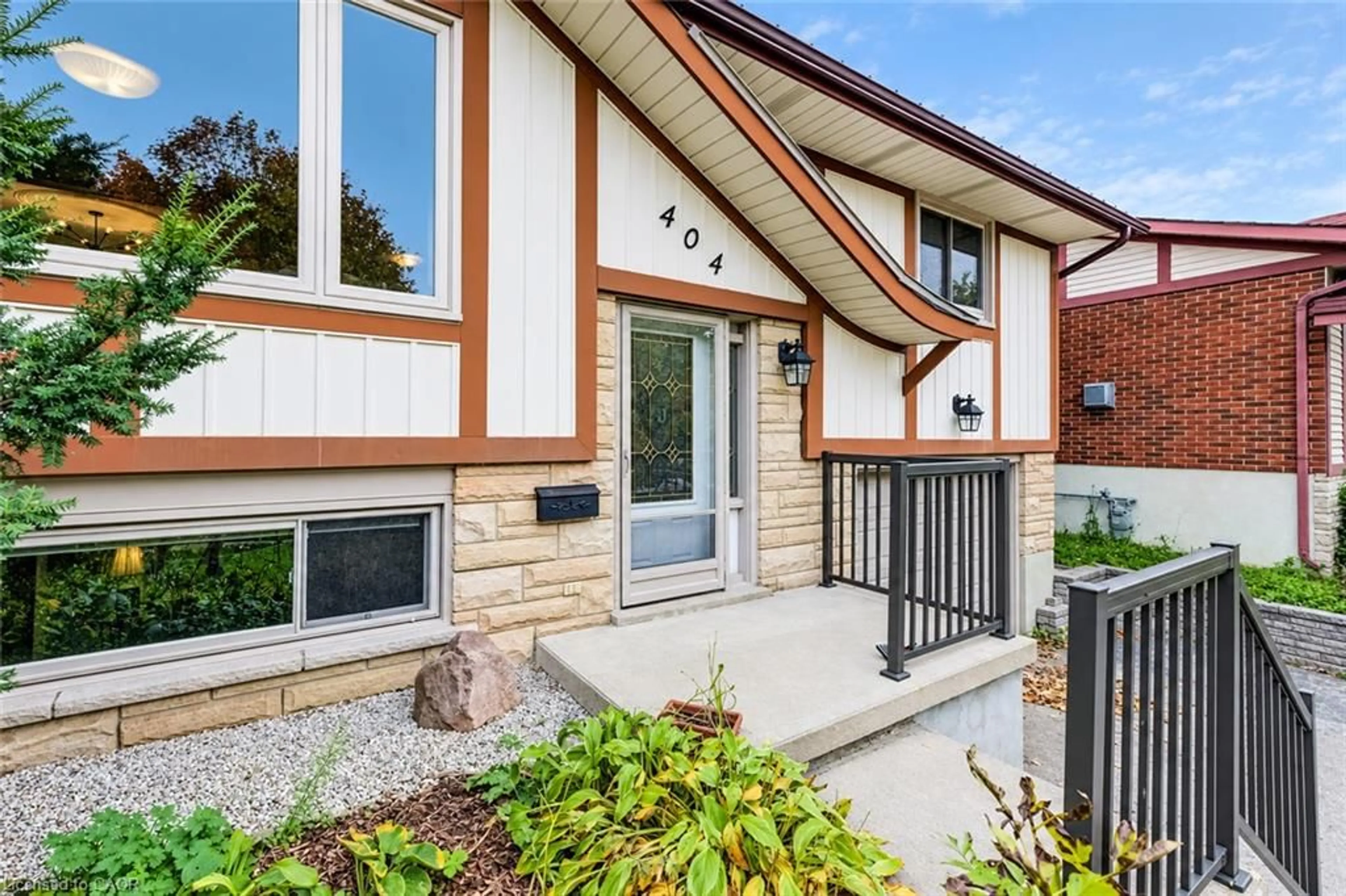 Home with brick exterior material, street for 404 Lakeview Dr, Waterloo Ontario N2L 4Z6