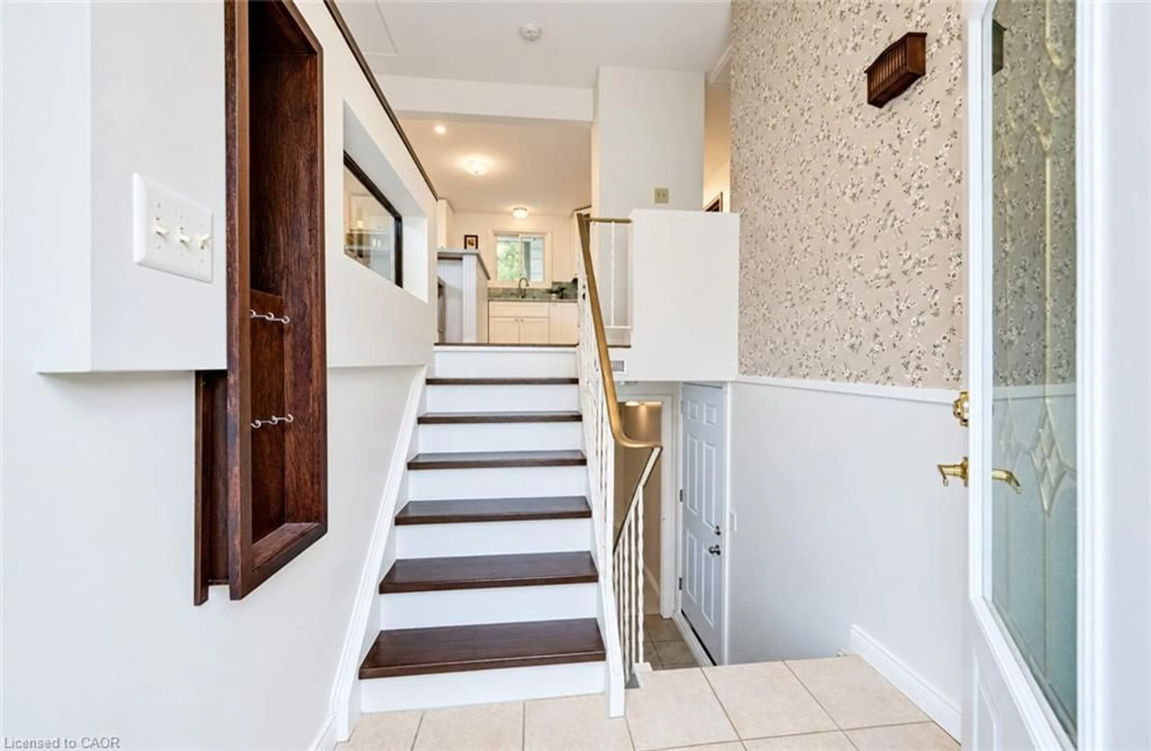 Indoor foyer for 404 Lakeview Dr, Waterloo Ontario N2L 4Z6