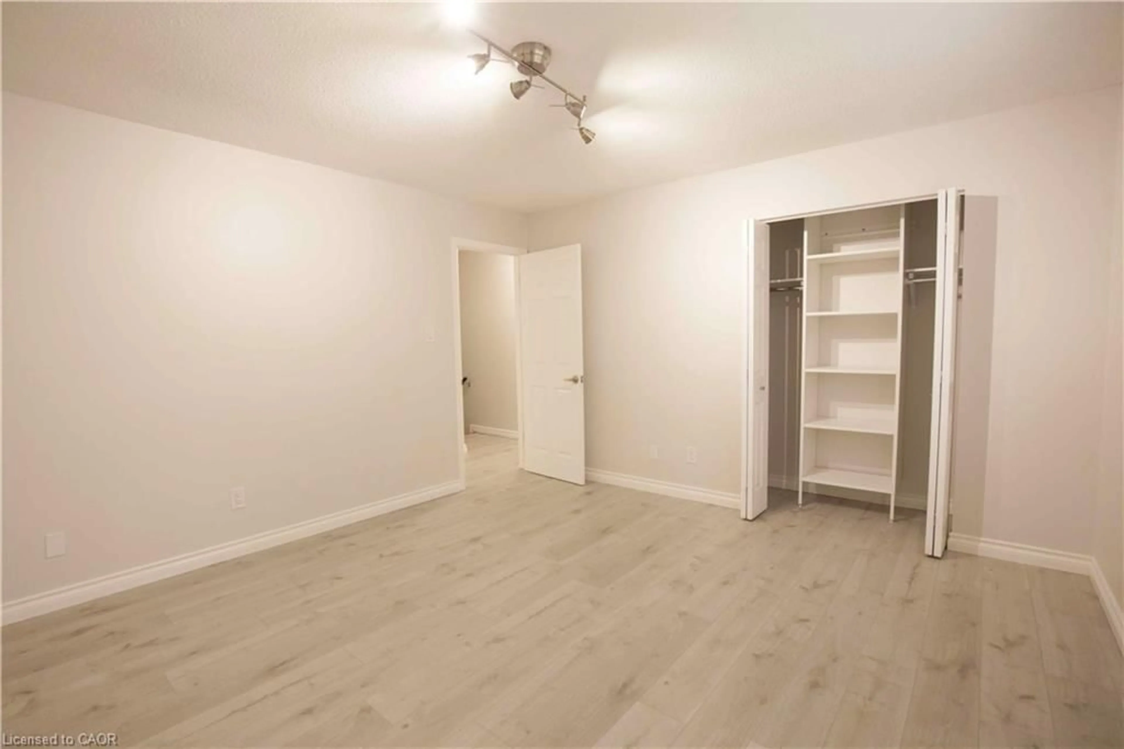A pic of a room for 333 Rexford Dr, Hamilton Ontario L8W 1W2