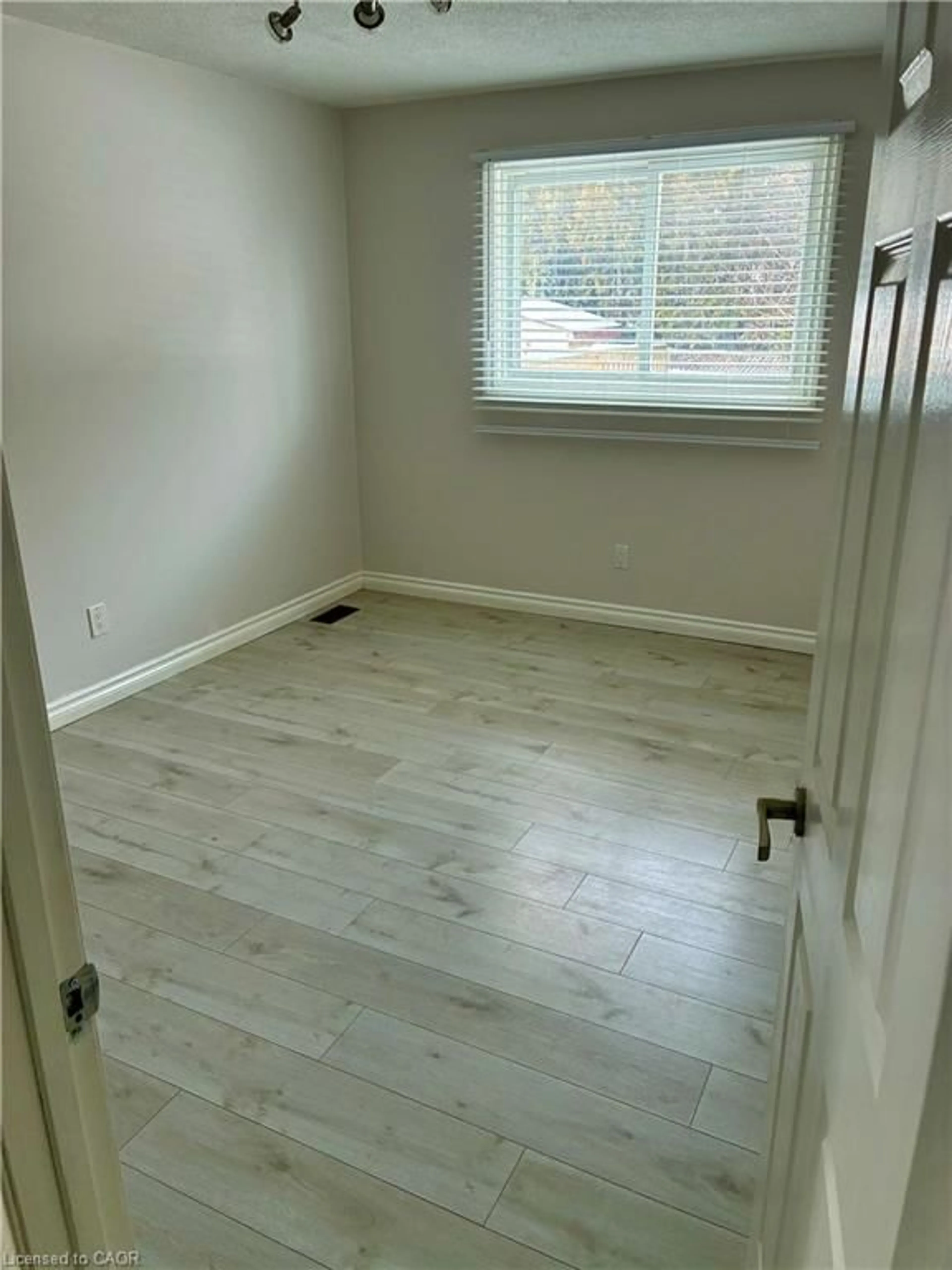 A pic of a room for 333 Rexford Dr, Hamilton Ontario L8W 1W2