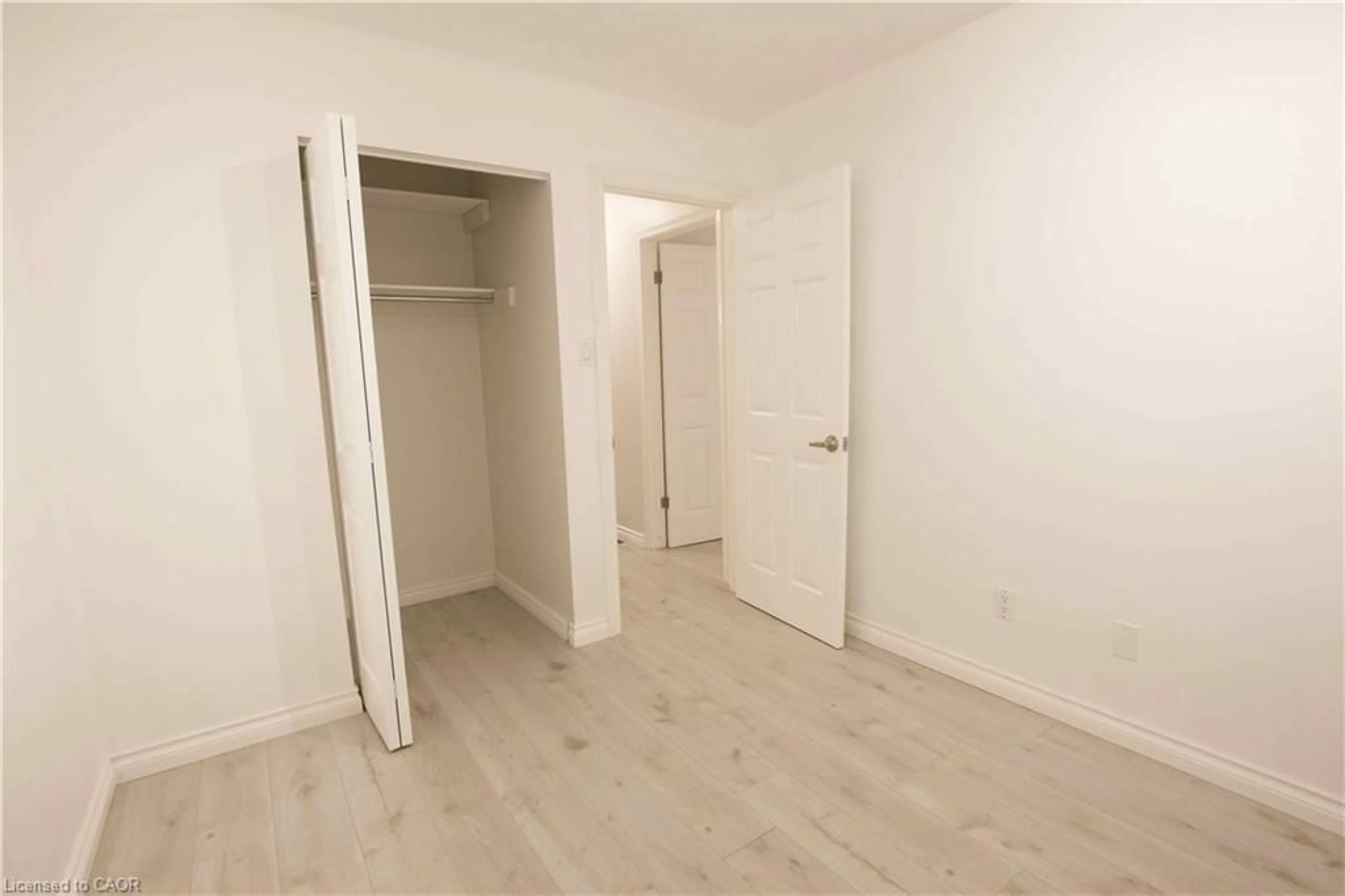 A pic of a room for 333 Rexford Dr, Hamilton Ontario L8W 1W2