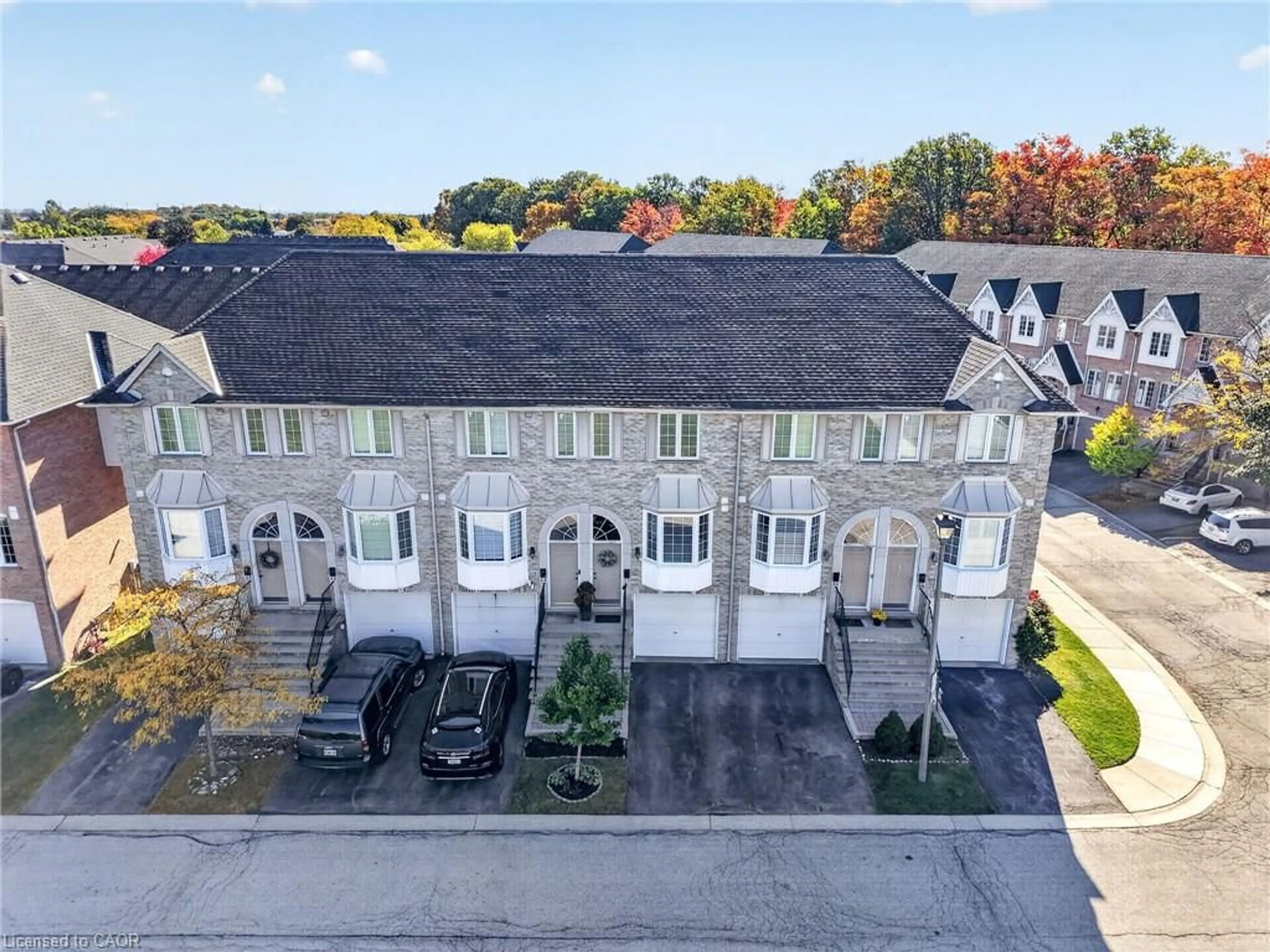 A pic from outside/outdoor area/front of a property/back of a property/a pic from drone, street for 3480 Upper Middle Rd #3, Burlington Ontario L7M 4R8