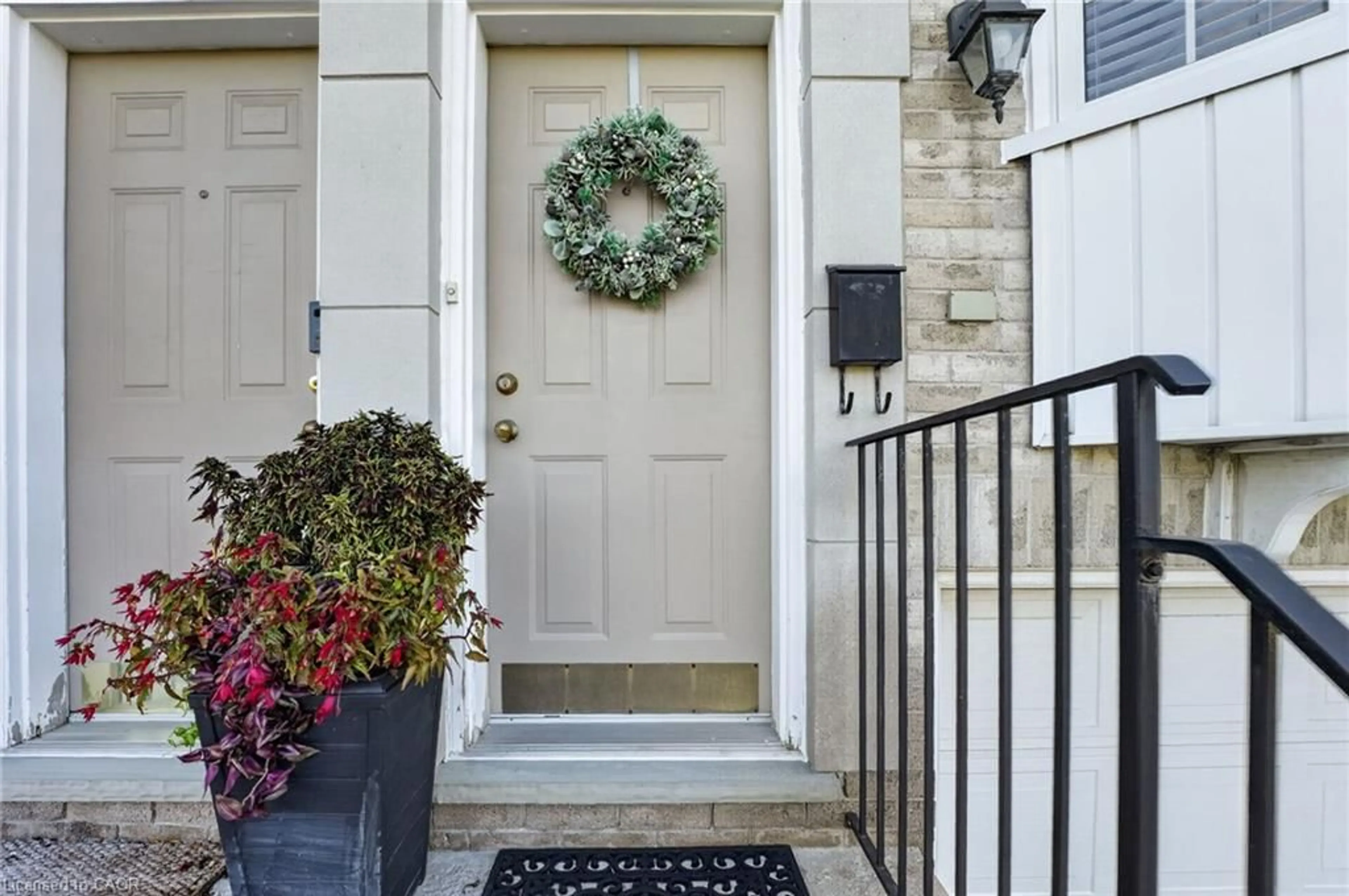 Indoor entryway for 3480 Upper Middle Rd #3, Burlington Ontario L7M 4R8