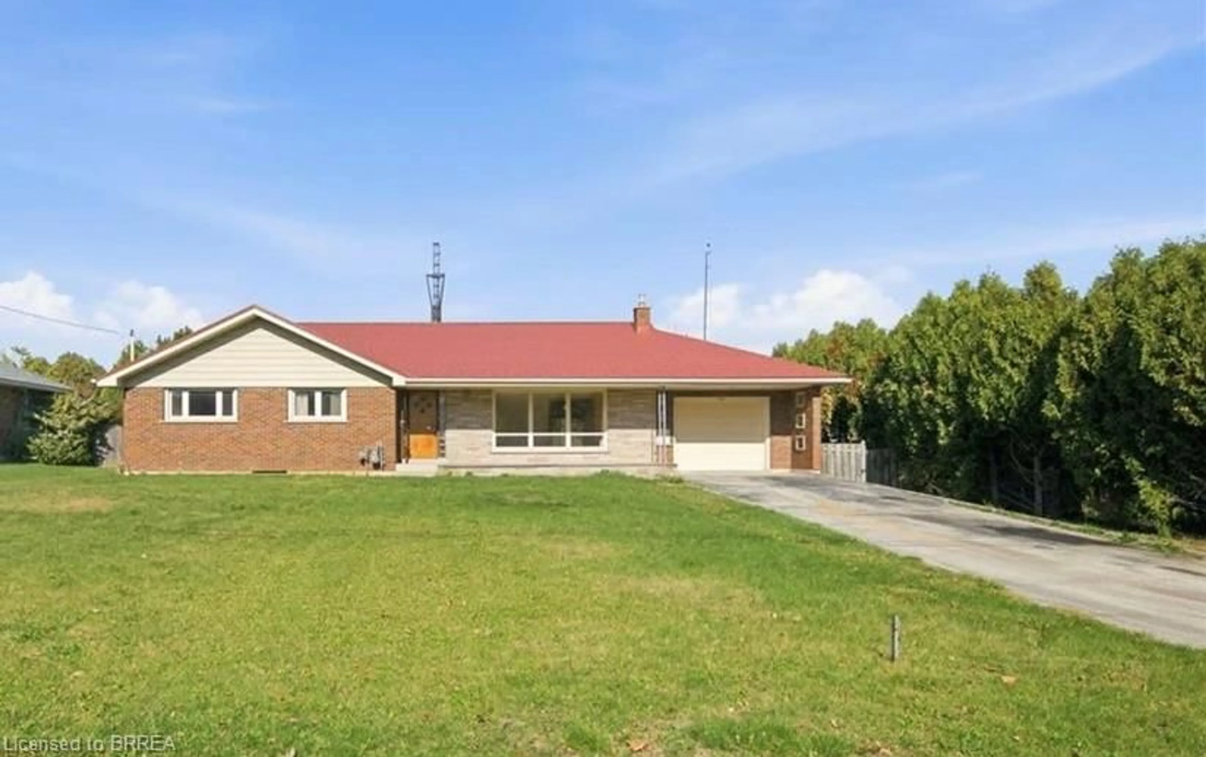 A pic from outside/outdoor area/front of a property/back of a property/a pic from drone, unknown for 486 Chatham St, Brantford Ontario N3S 4J9