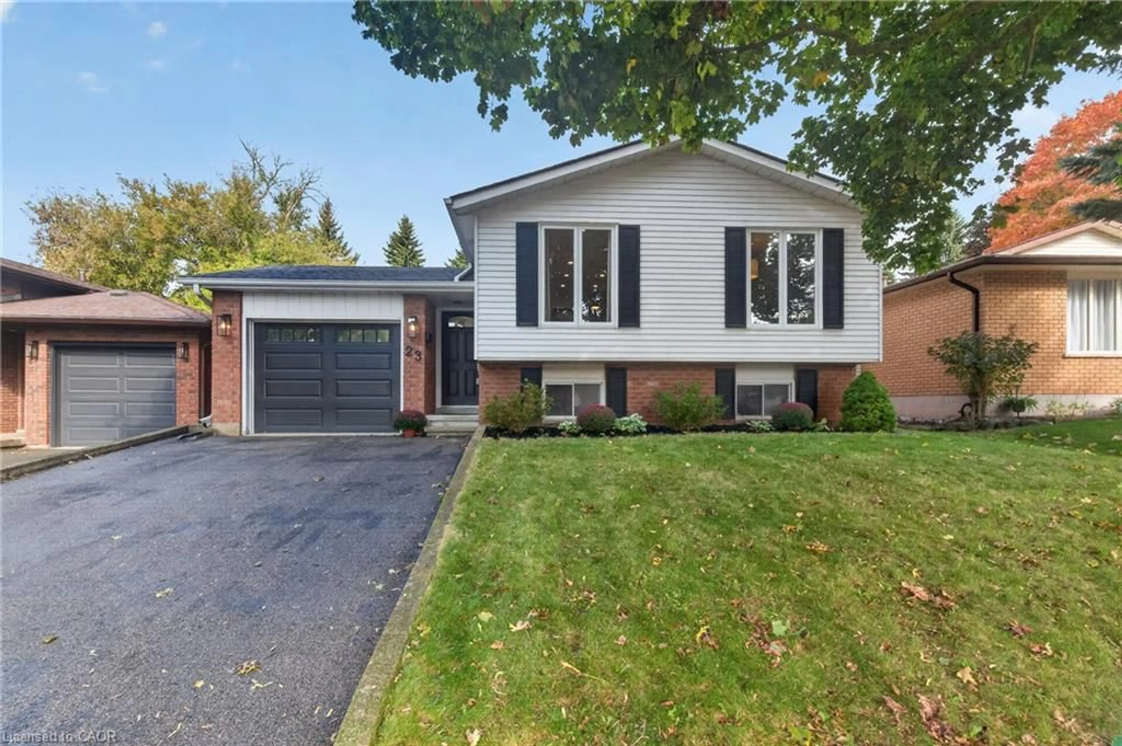 Home with brick exterior material, street for 23 Knightswood Cres, Brantford Ontario N3R 7E6