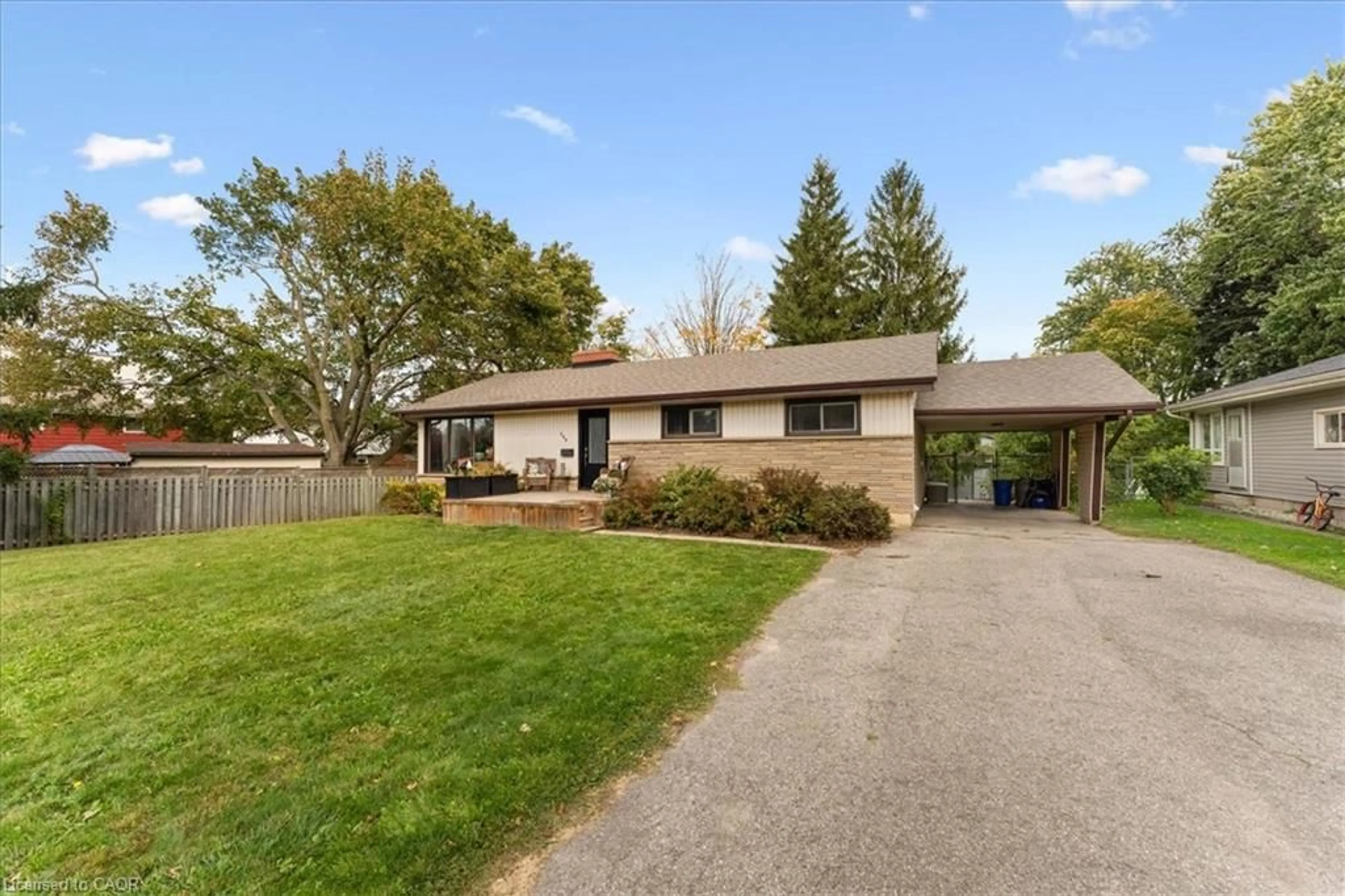Home with vinyl exterior material, street for 154 Paris Rd, Brantford Ontario N3R 1J1