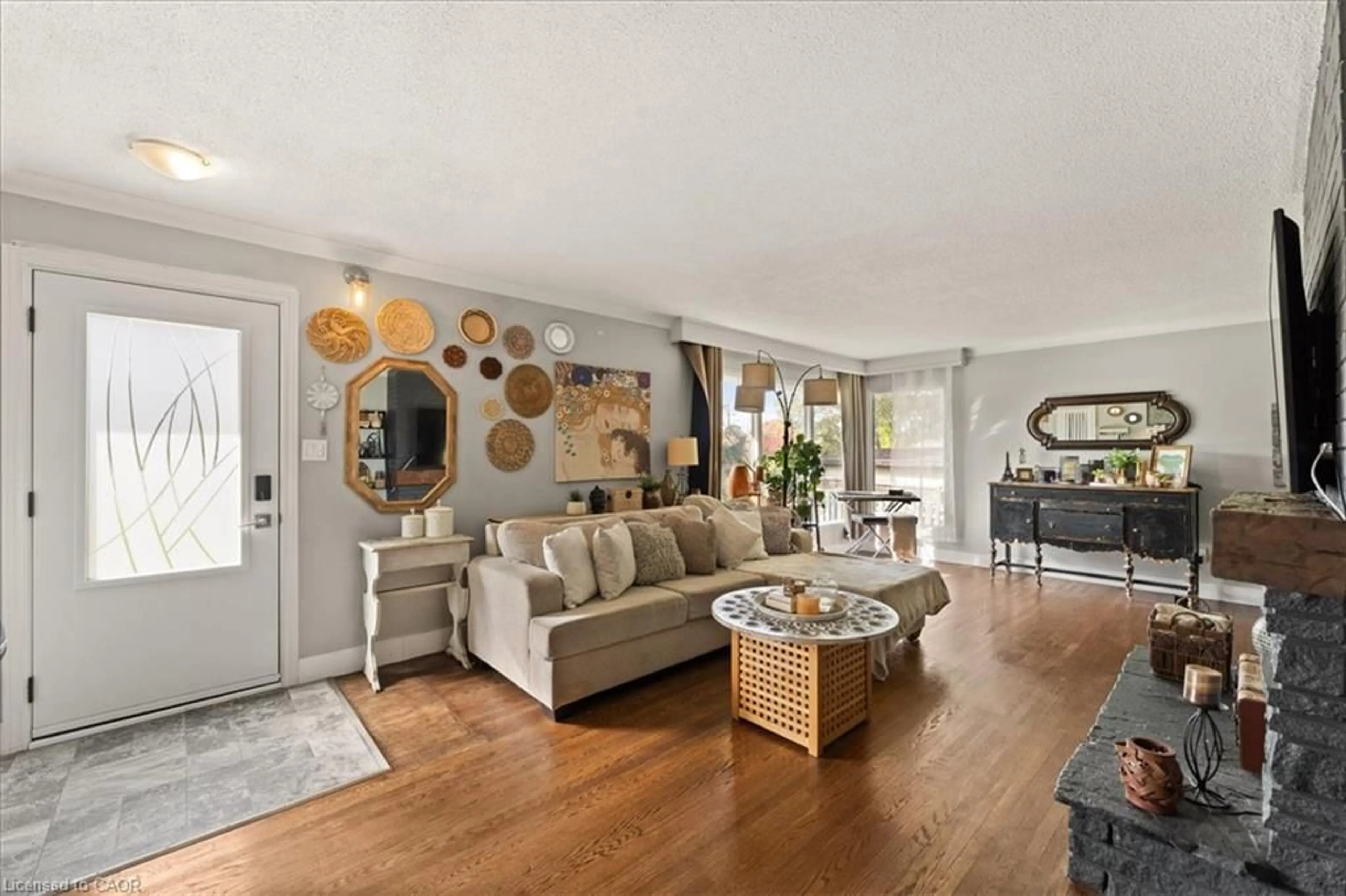 Living room with furniture, wood/laminate floor for 154 Paris Rd, Brantford Ontario N3R 1J1