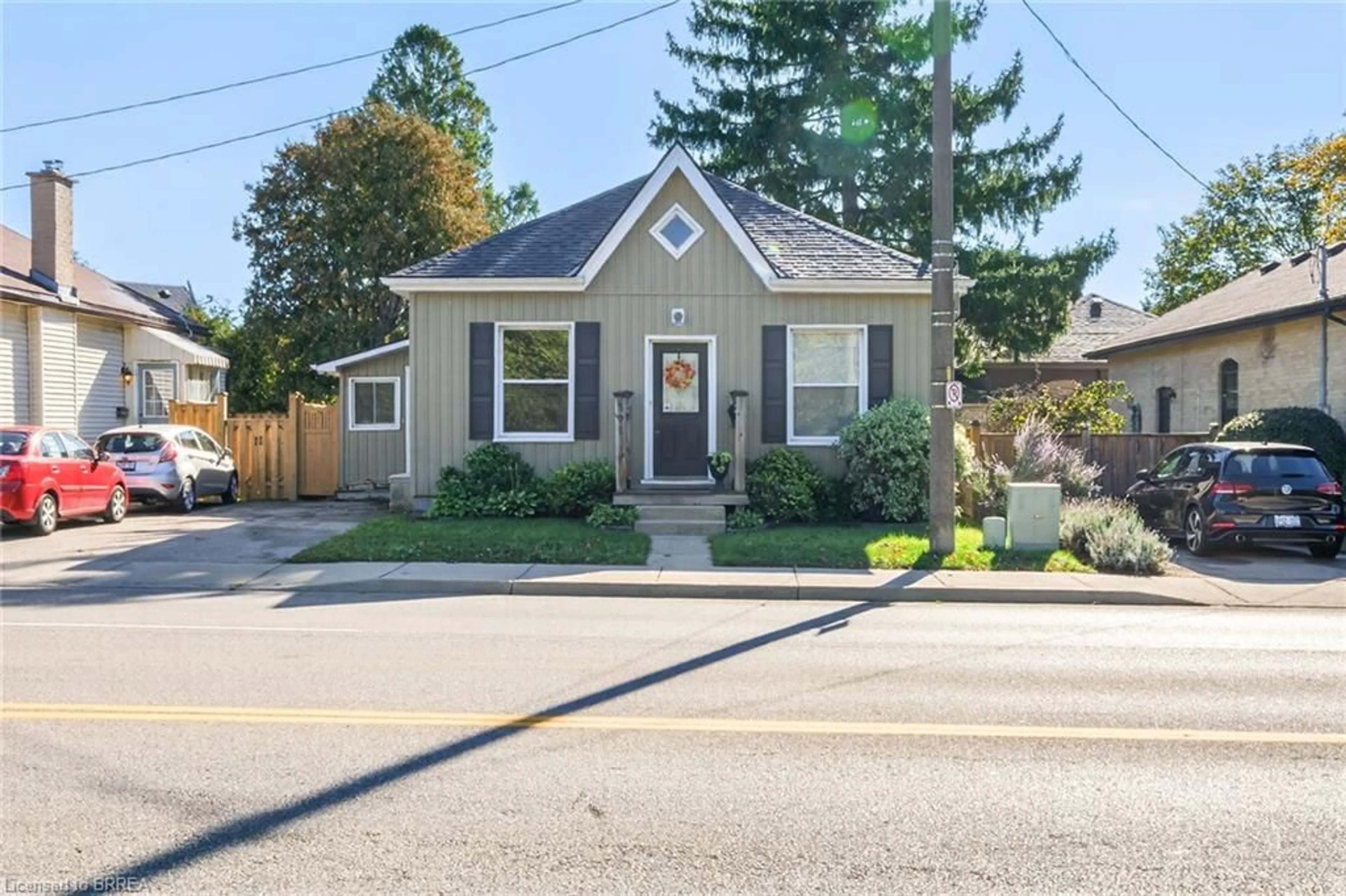 Home with vinyl exterior material, street for 191 St. Paul Ave, Brantford Ontario N3T 4G6