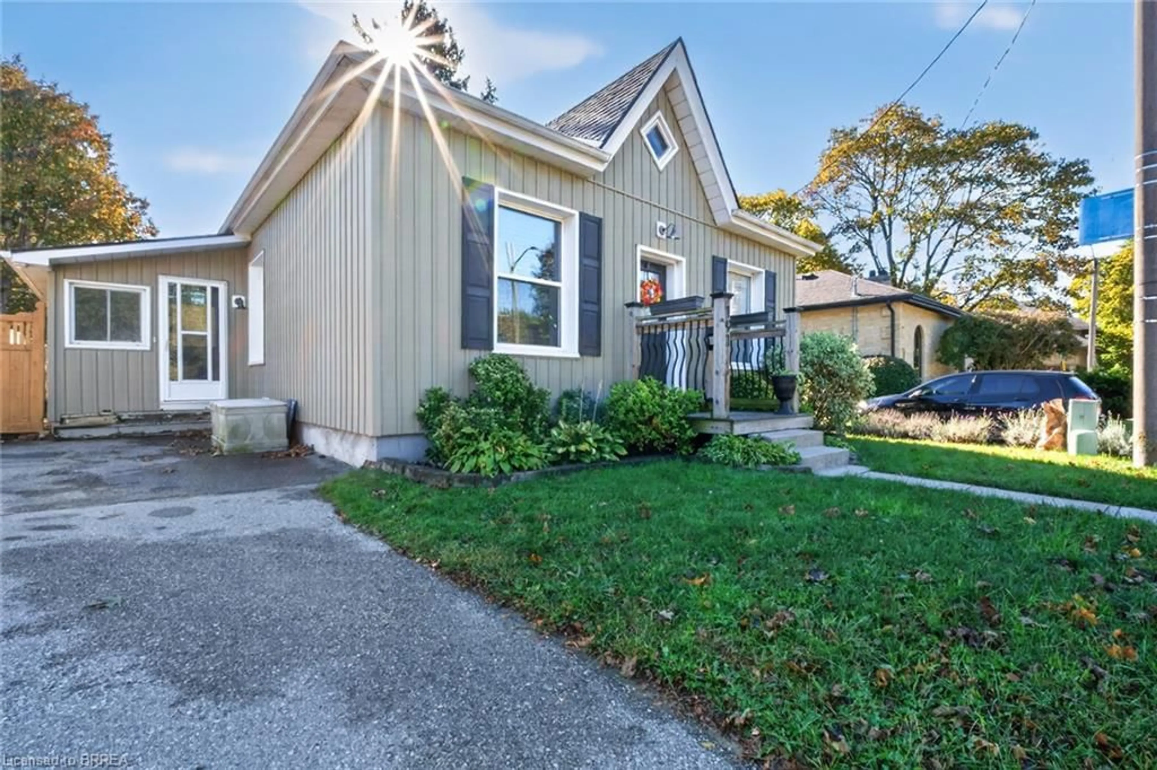Home with vinyl exterior material, street for 191 St. Paul Ave, Brantford Ontario N3T 4G6