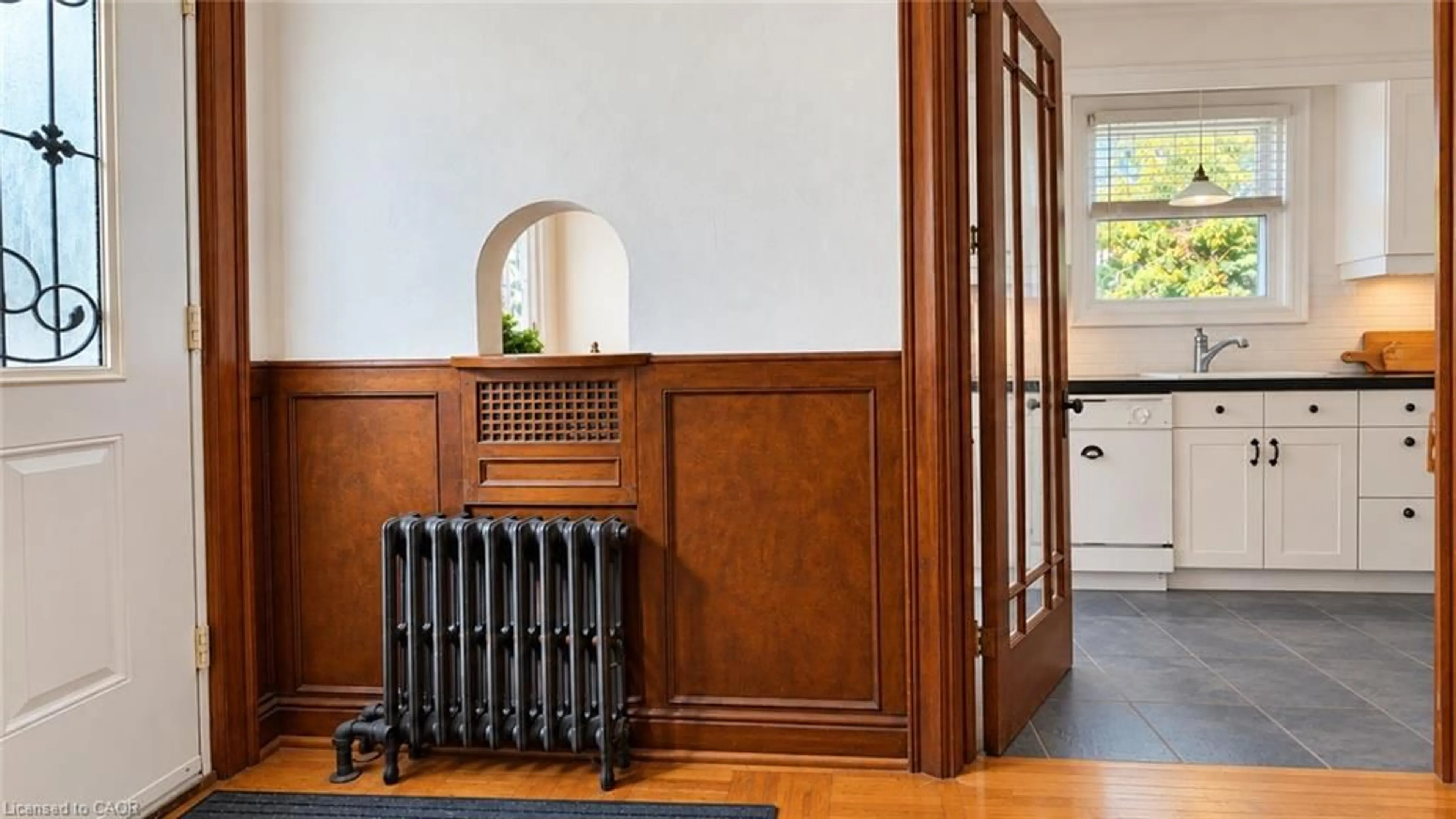 Indoor foyer for 541 Emerald St, Burlington Ontario L7R 2N7