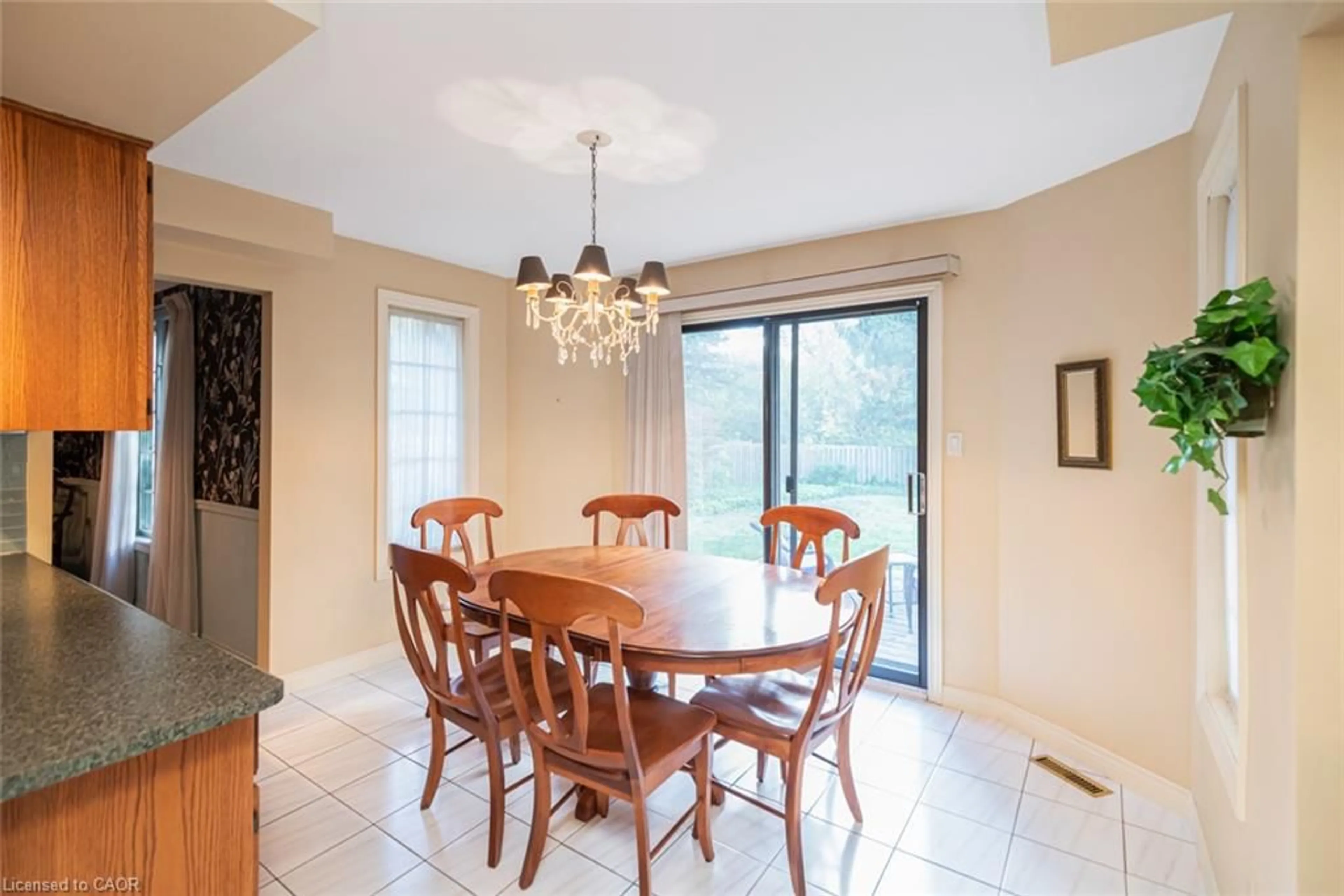 Dining room, ceramic/tile floor for 318 Cavendish Dr, Ancaster Ontario L9G 4T5