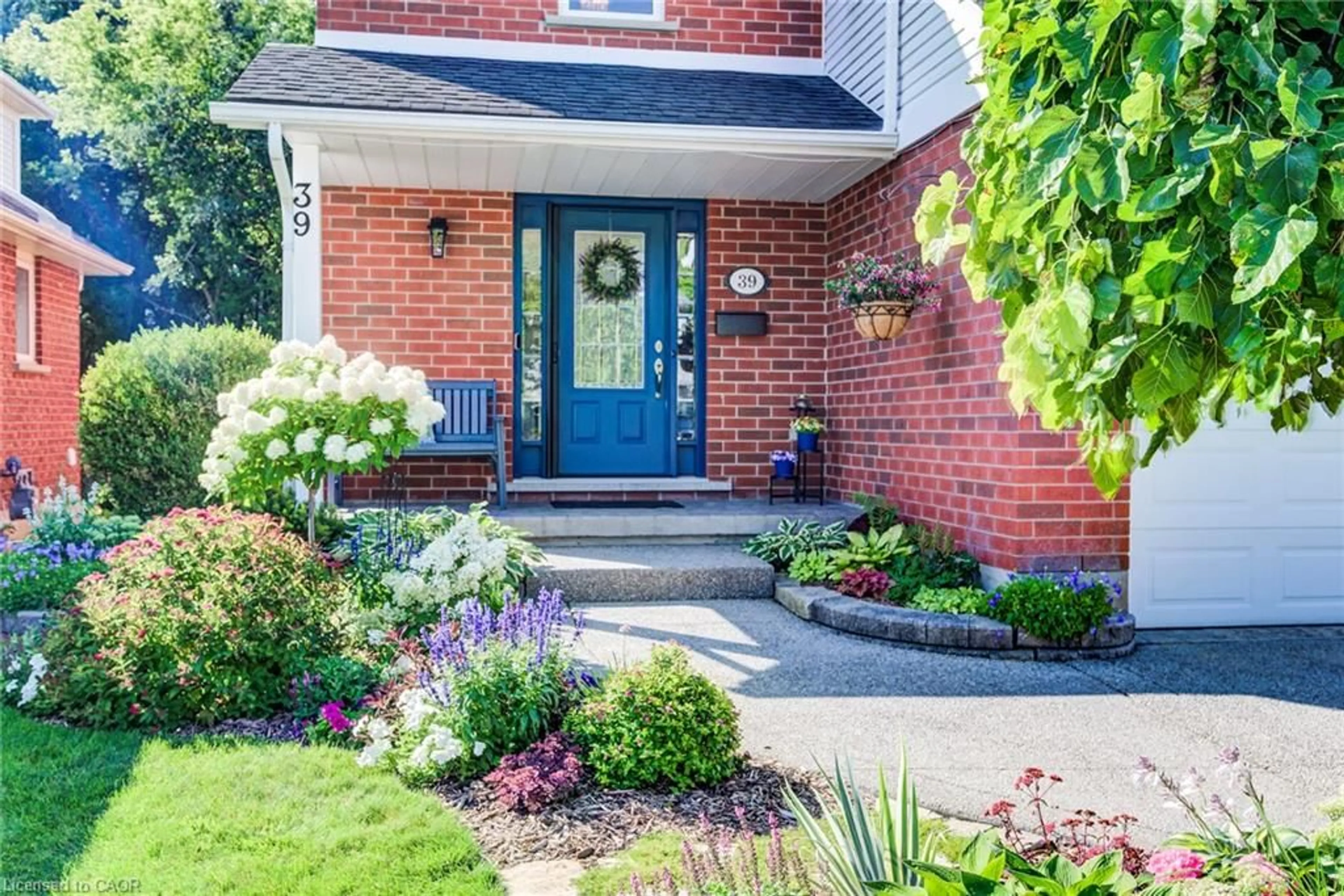 Home with brick exterior material, street for 39 Oliver Crt, Kitchener Ontario N2N 3E7