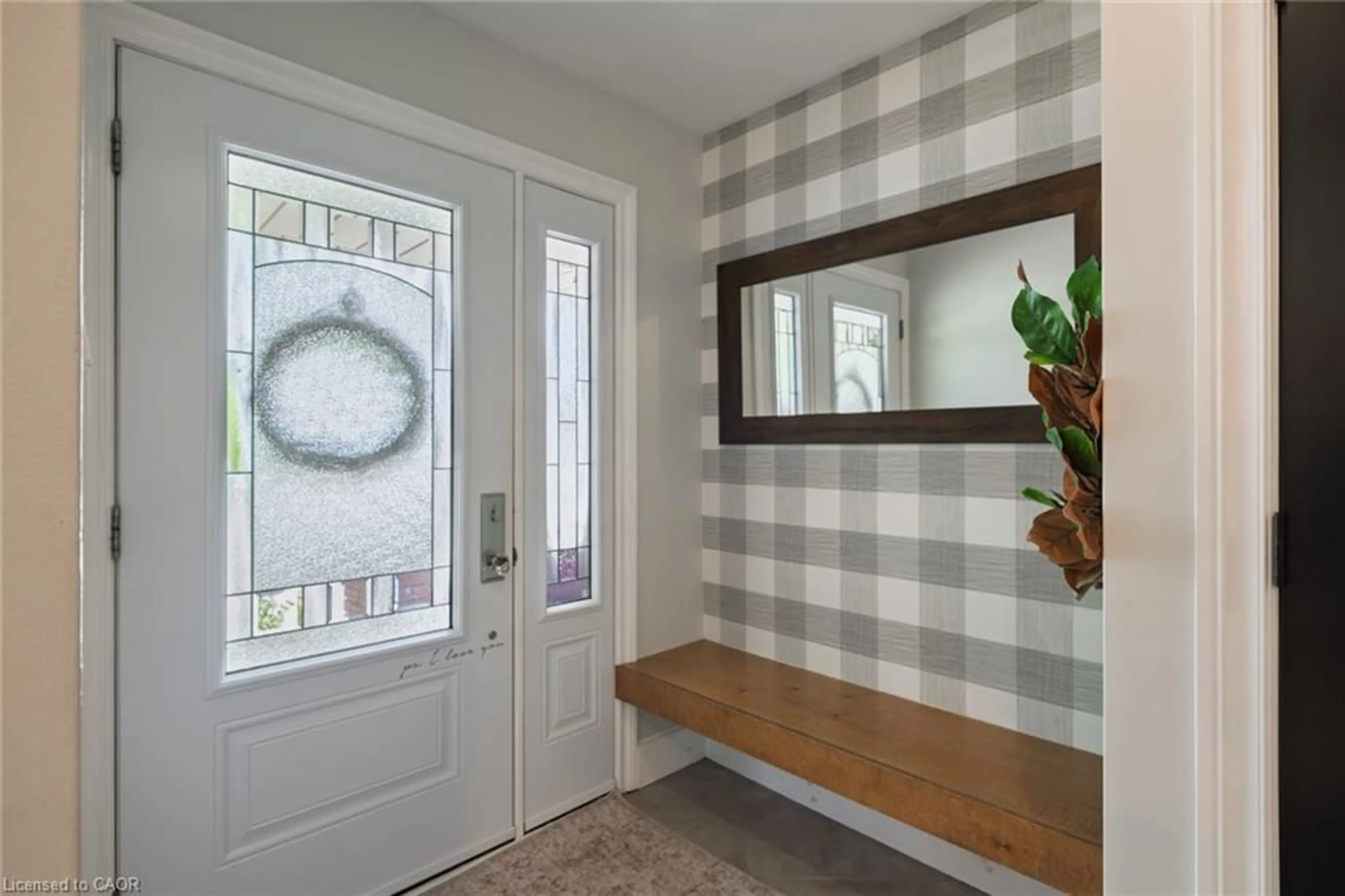 Indoor entryway for 40 Wedgewood Dr, Brantford Ontario N3R 6J3