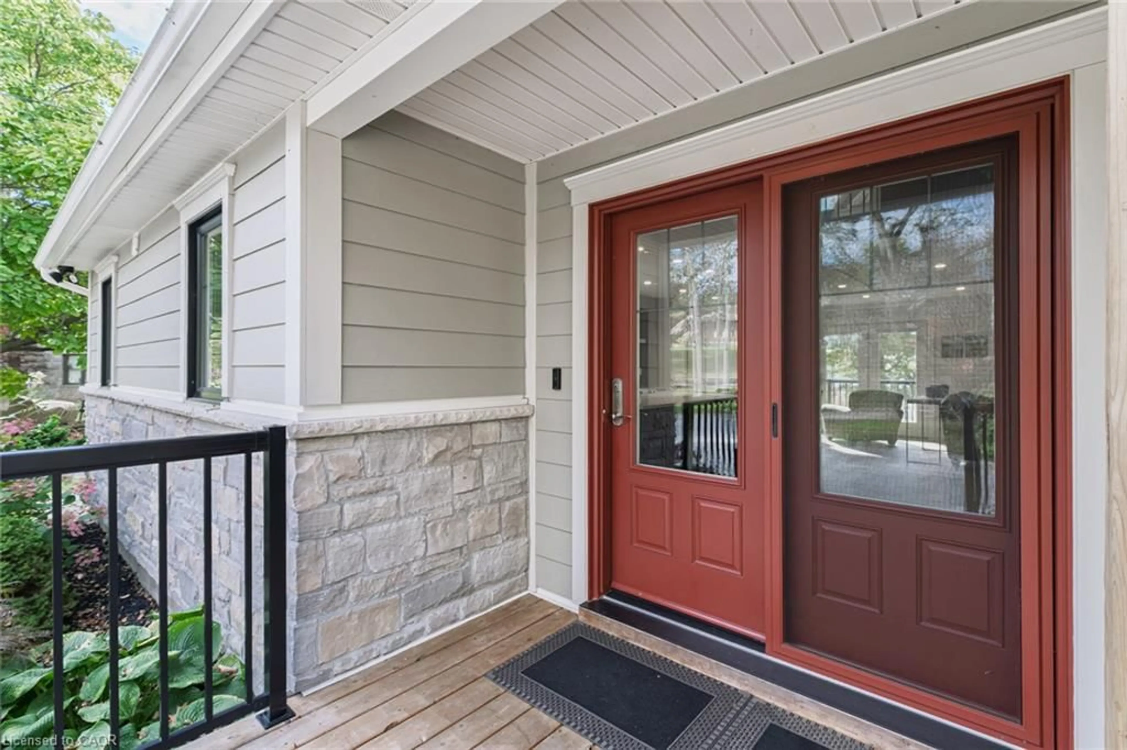 Indoor entryway for 39 King St, Port Ryerse Ontario N3Y 4K2