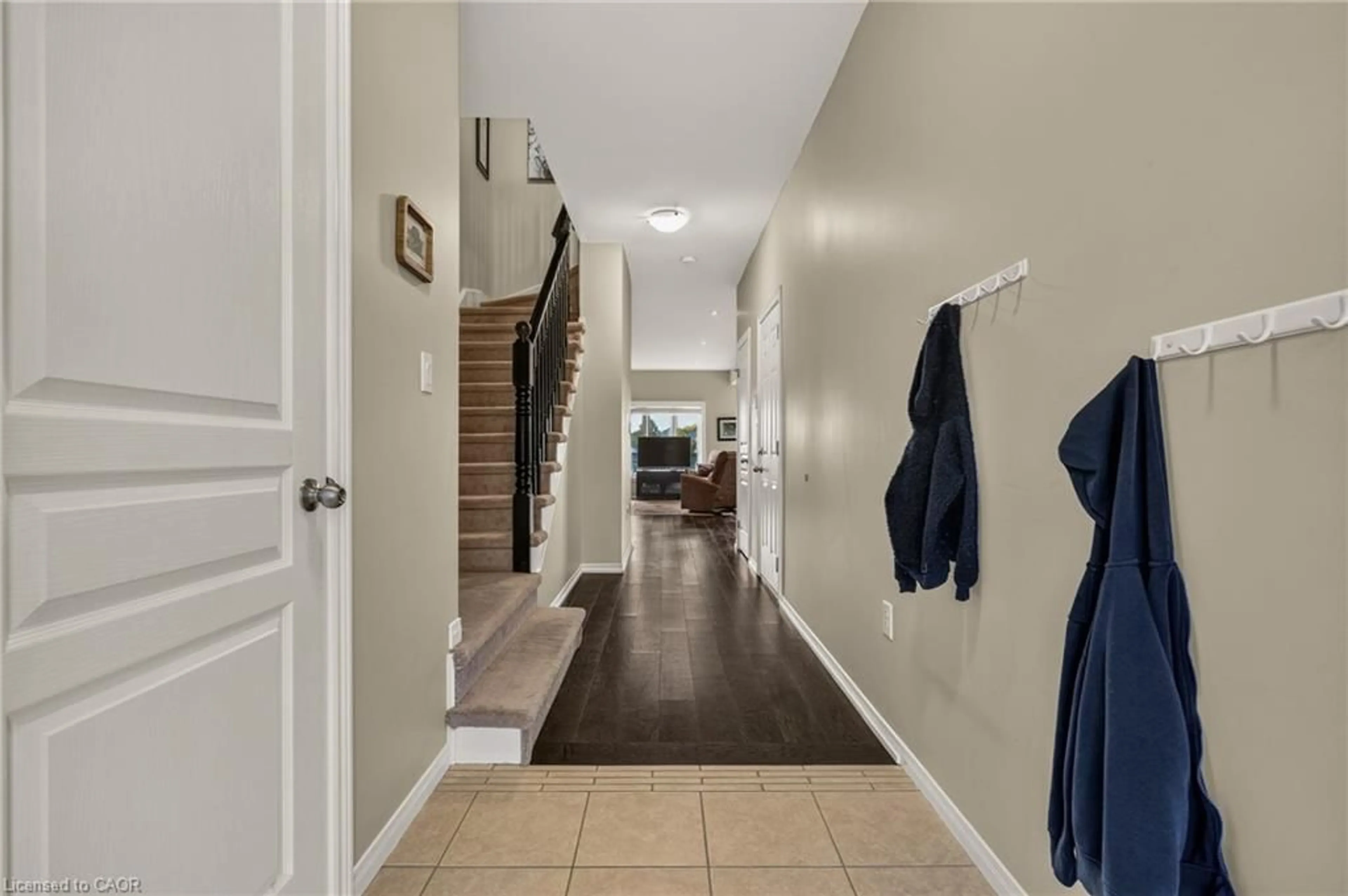 Indoor entryway for 370 Stonehenge Dr #8, Ancaster Ontario L9K 0H9