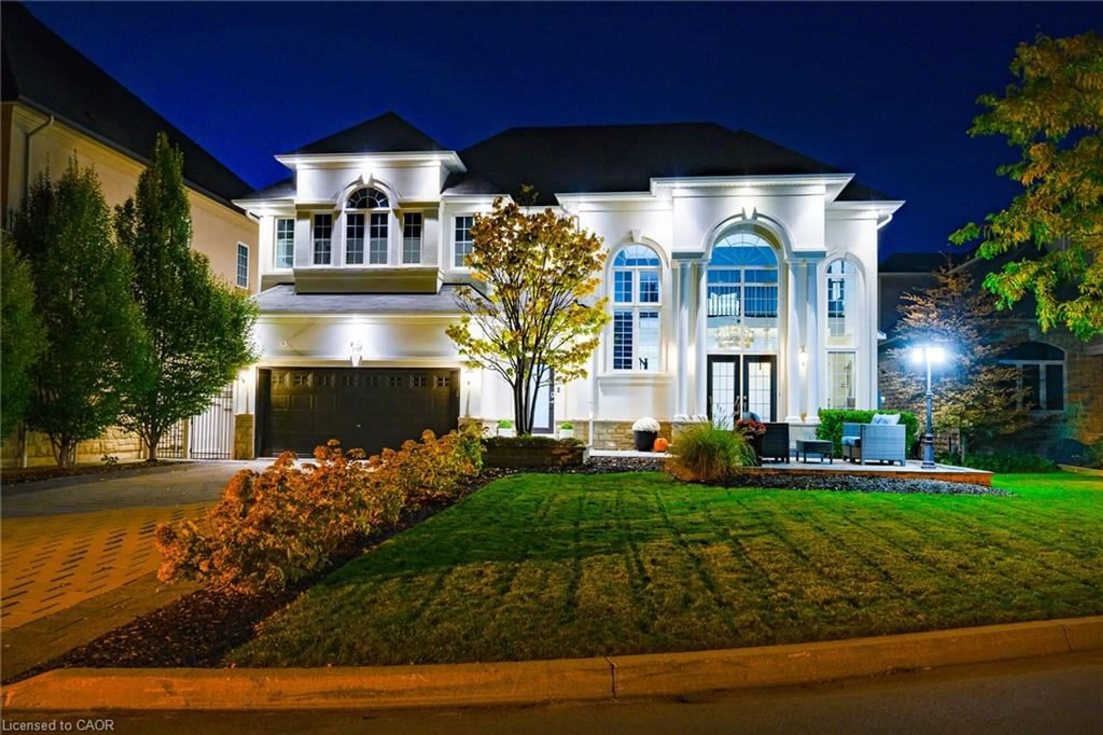 Home with vinyl exterior material, street for 19 Berkshire Pl, Ancaster Ontario L9K 0A9