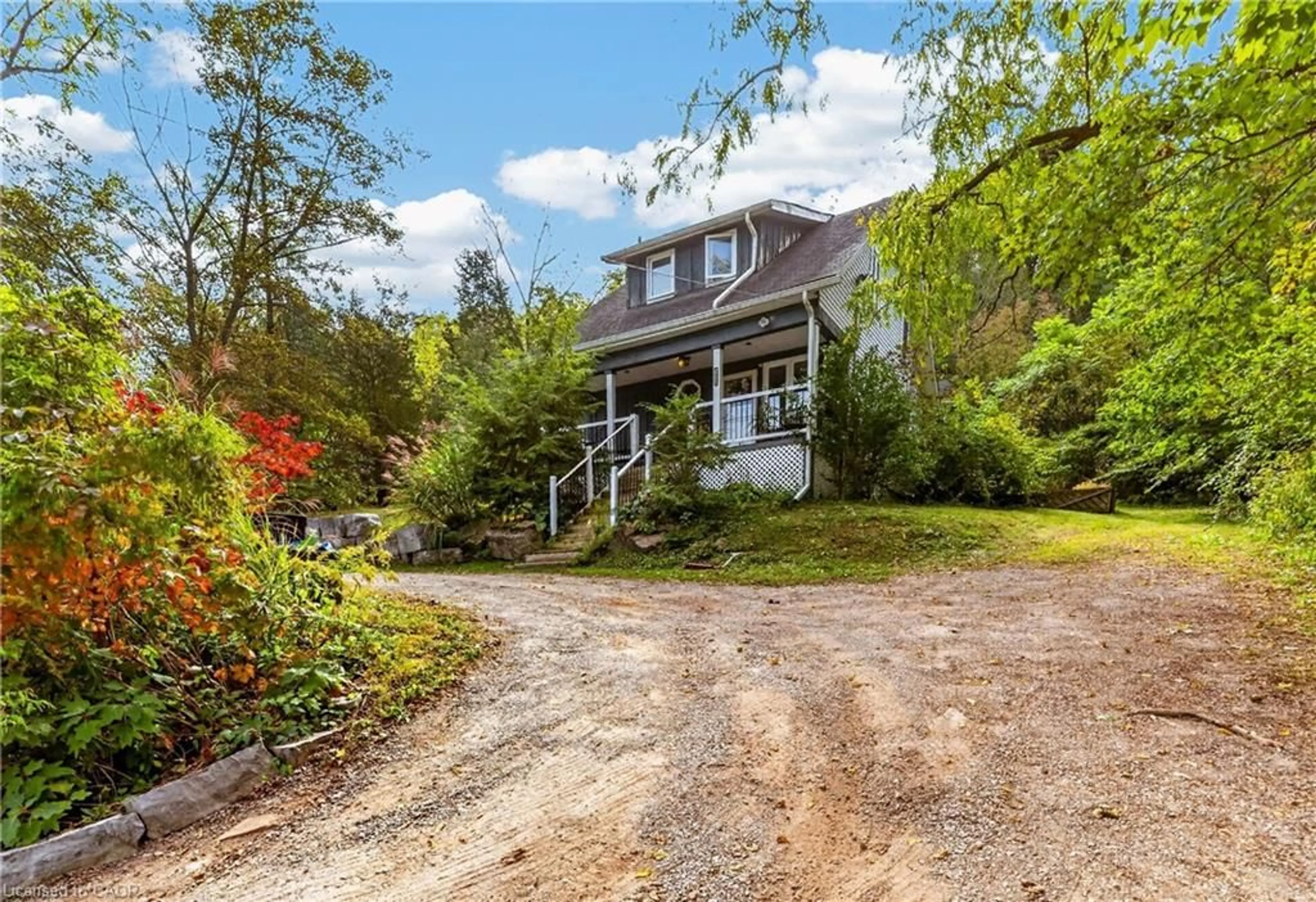 A pic from outside/outdoor area/front of a property/back of a property/a pic from drone, street for 211 Main St, Grimsby Ontario L3M 1S1