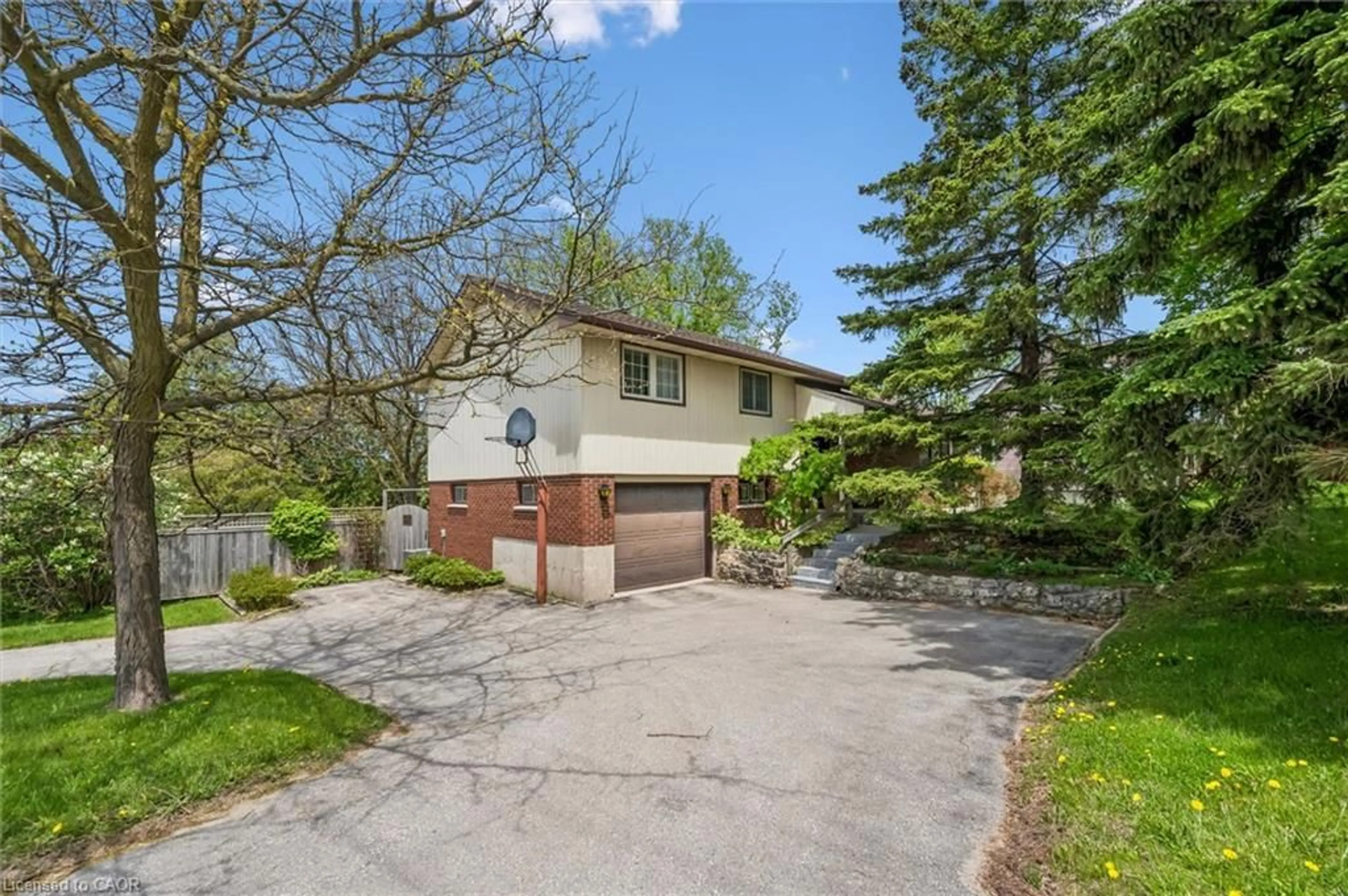 A pic from outside/outdoor area/front of a property/back of a property/a pic from drone, street for 16 Water St, Elora Ontario N0B 1S0