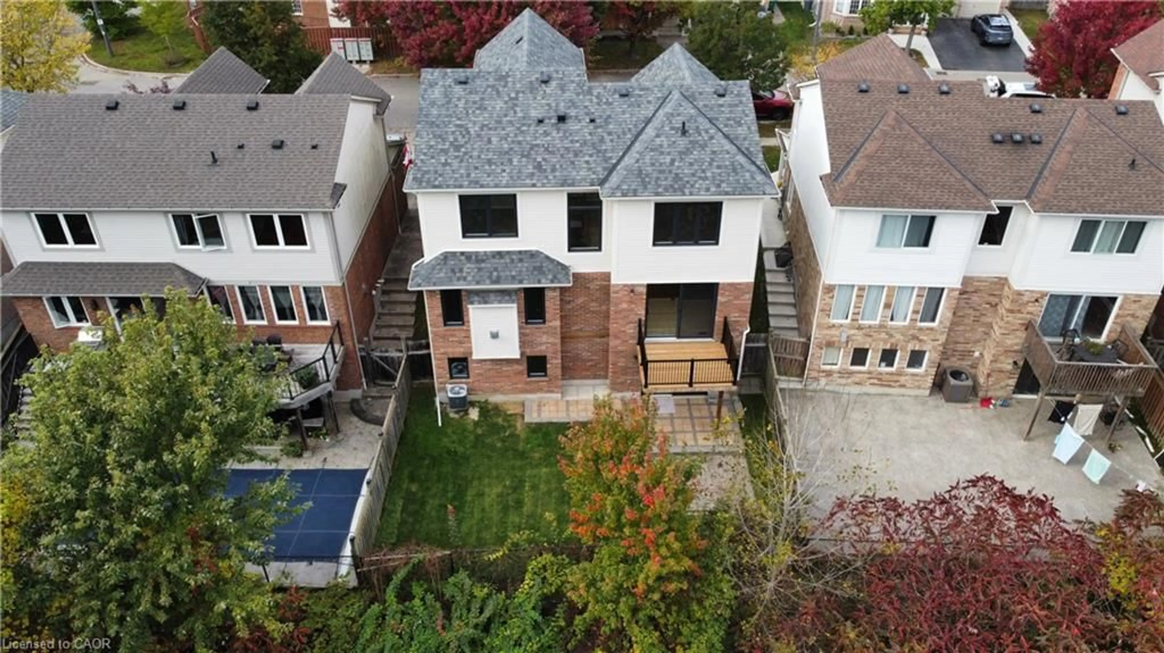 A pic from outside/outdoor area/front of a property/back of a property/a pic from drone, street for 83 Glazebrook Cres, Cambridge Ontario N1T 2H8