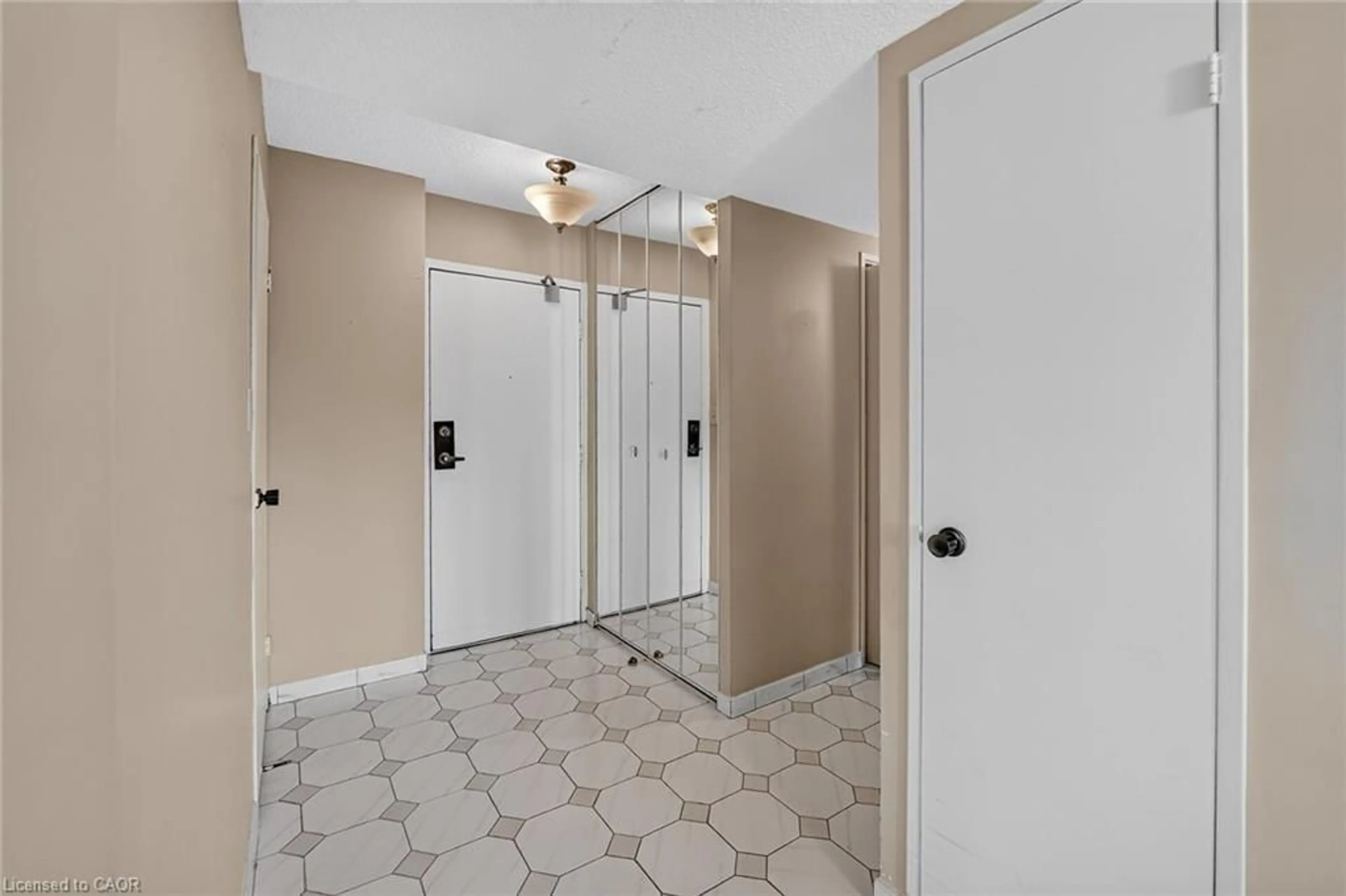 Indoor foyer for 120 Duke St #406, Hamilton Ontario L8P 4T1