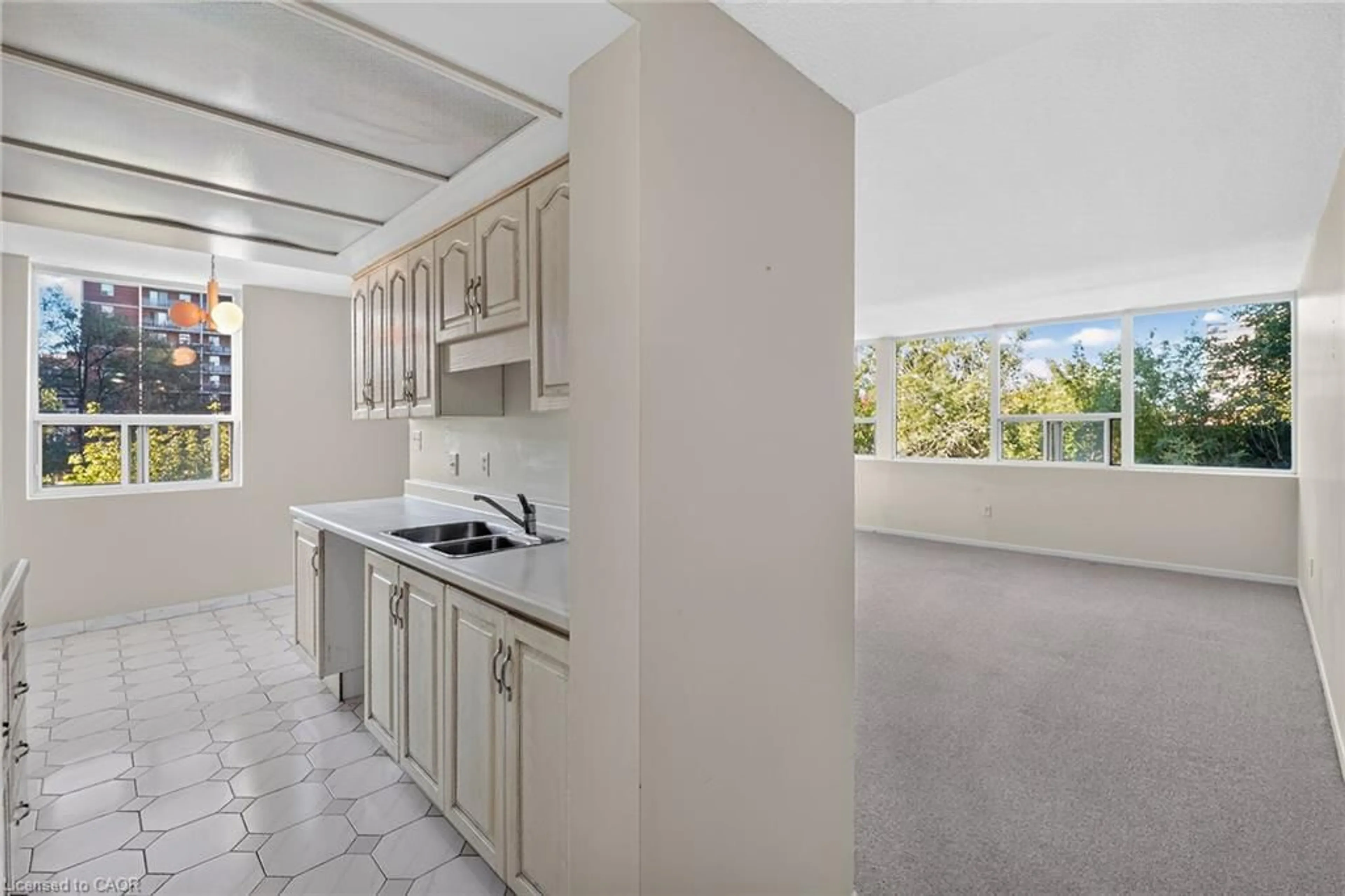 Standard kitchen, ceramic/tile floor for 120 Duke St #406, Hamilton Ontario L8P 4T1