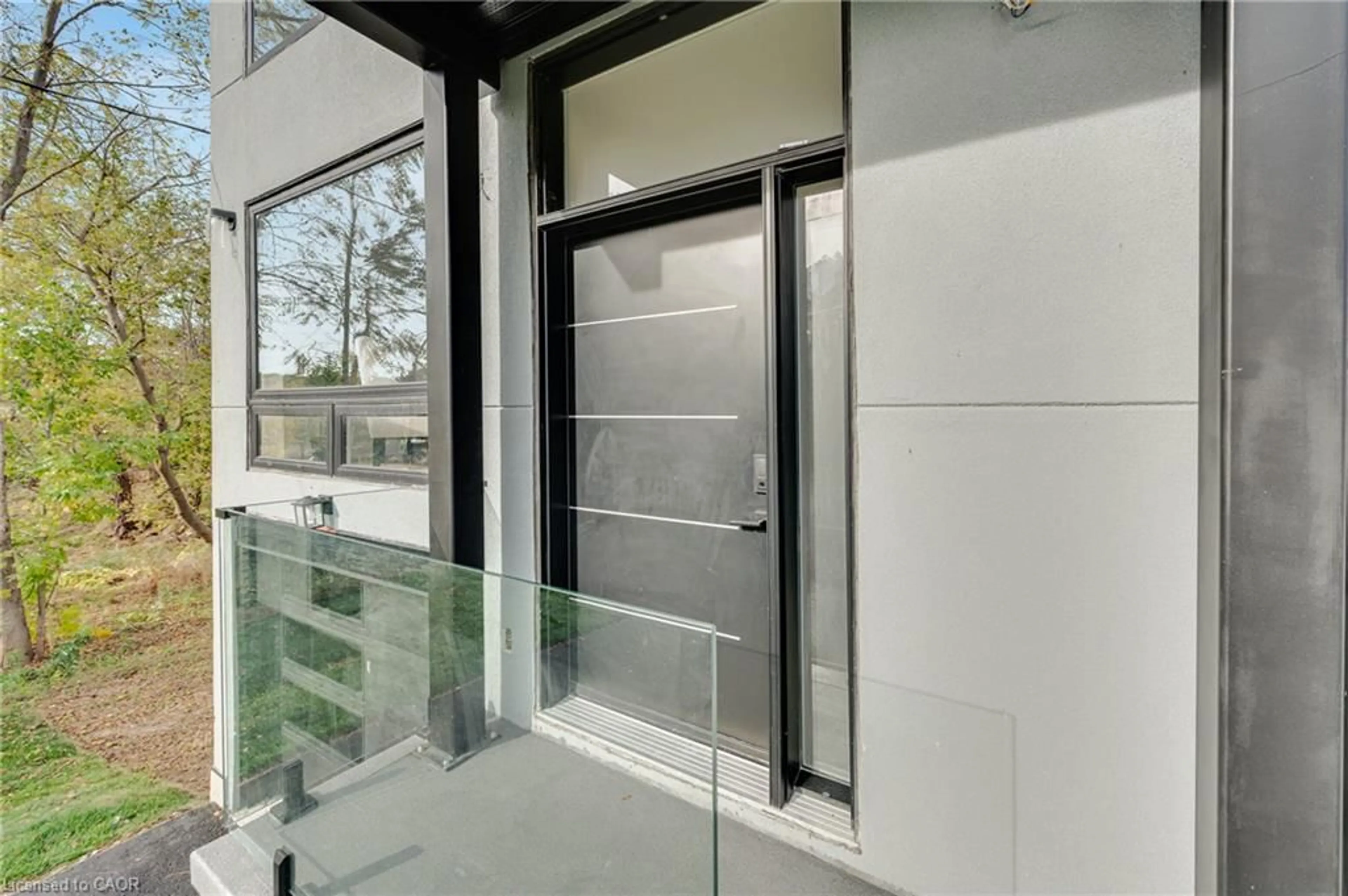 Indoor foyer for 347 Book Rd, Grimsby Ontario L3M 2M5