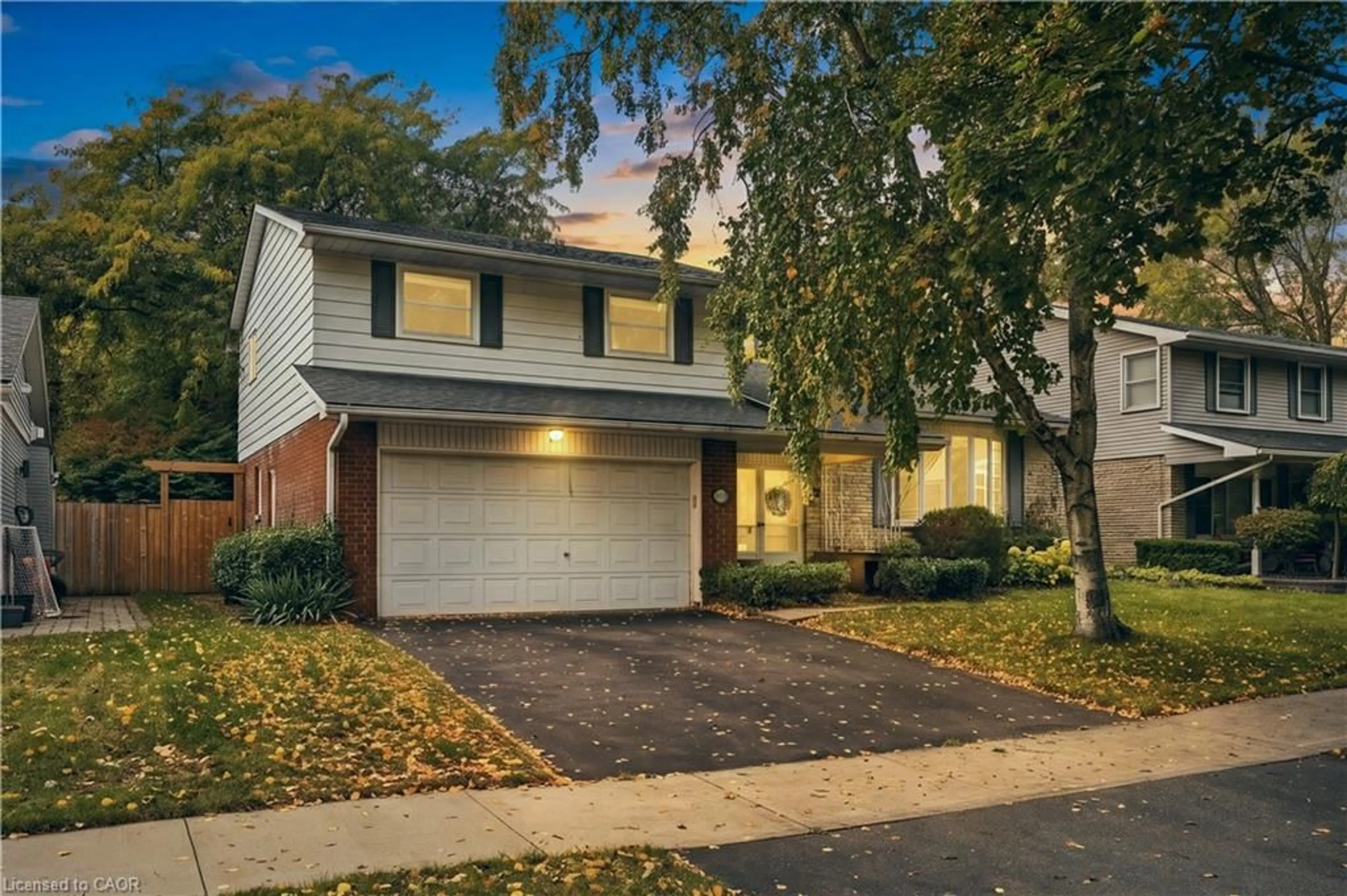 Home with vinyl exterior material, street for 688 Cherrywood Dr, Burlington Ontario L7T 3X1