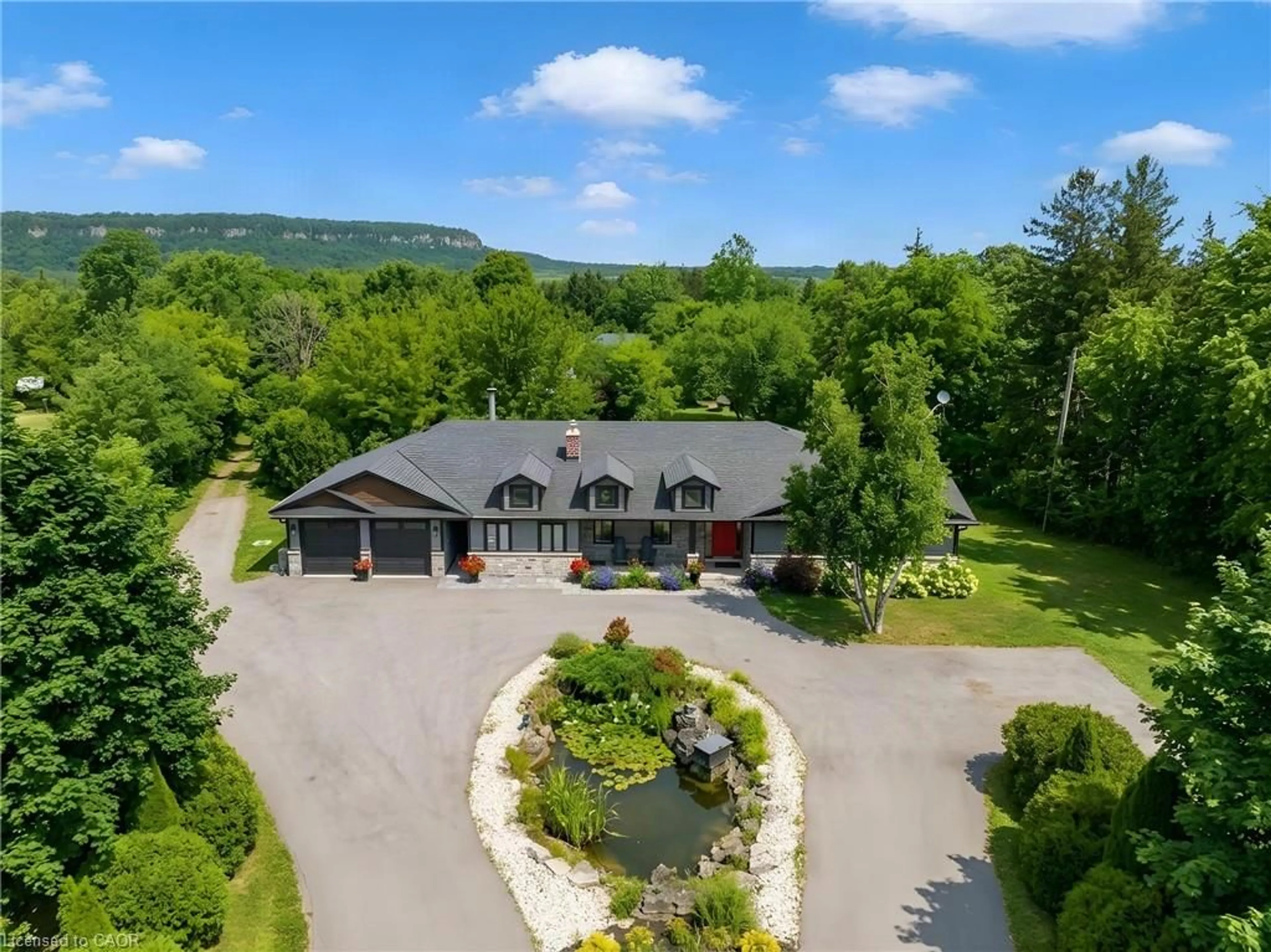 A pic from outside/outdoor area/front of a property/back of a property/a pic from drone, mountain view for 5448 Appleby Line, Burlington Ontario L7M 0P5