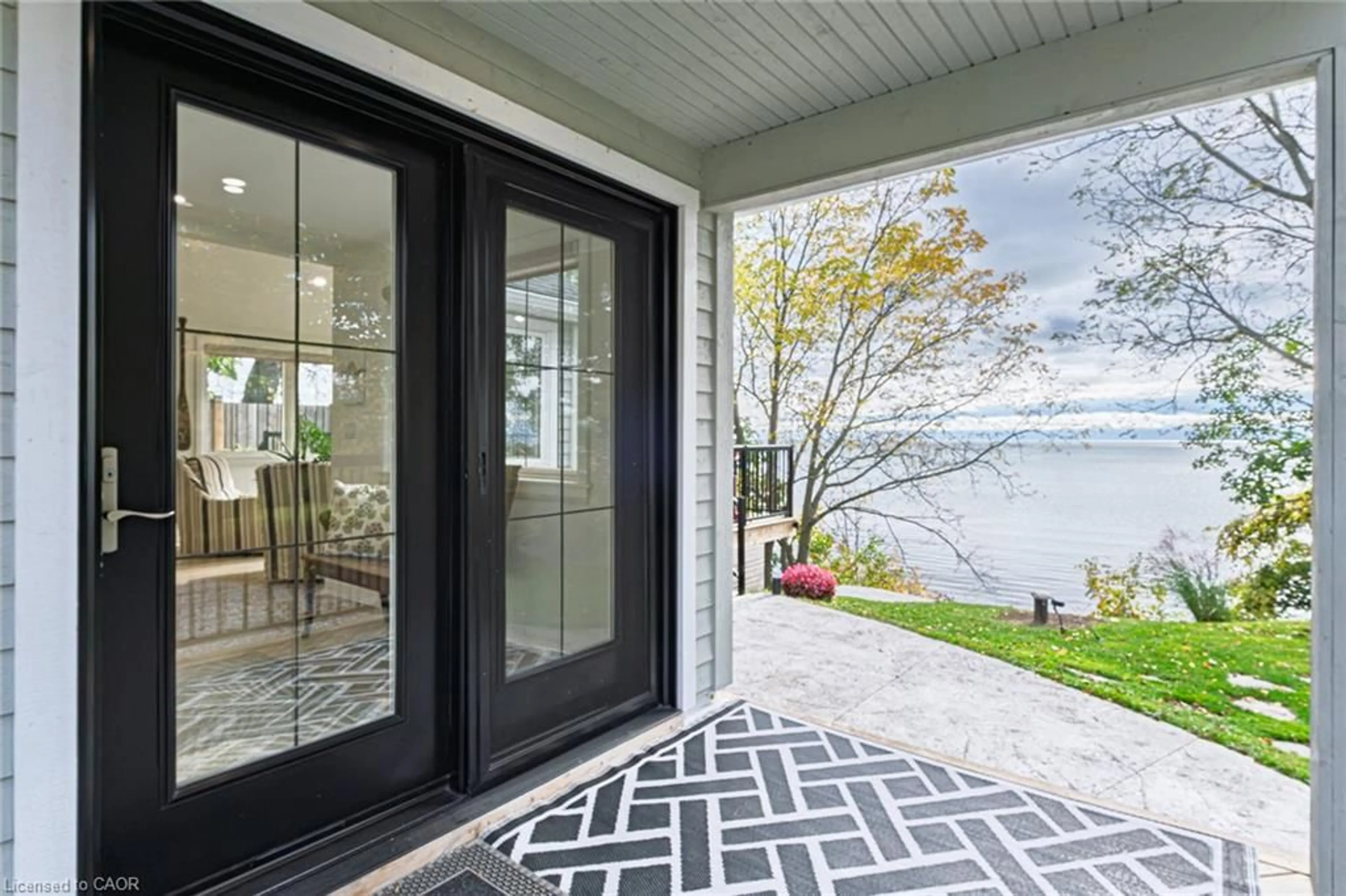 Indoor entryway for 46 King St, Port Ryerse Ontario N3Y 4K2