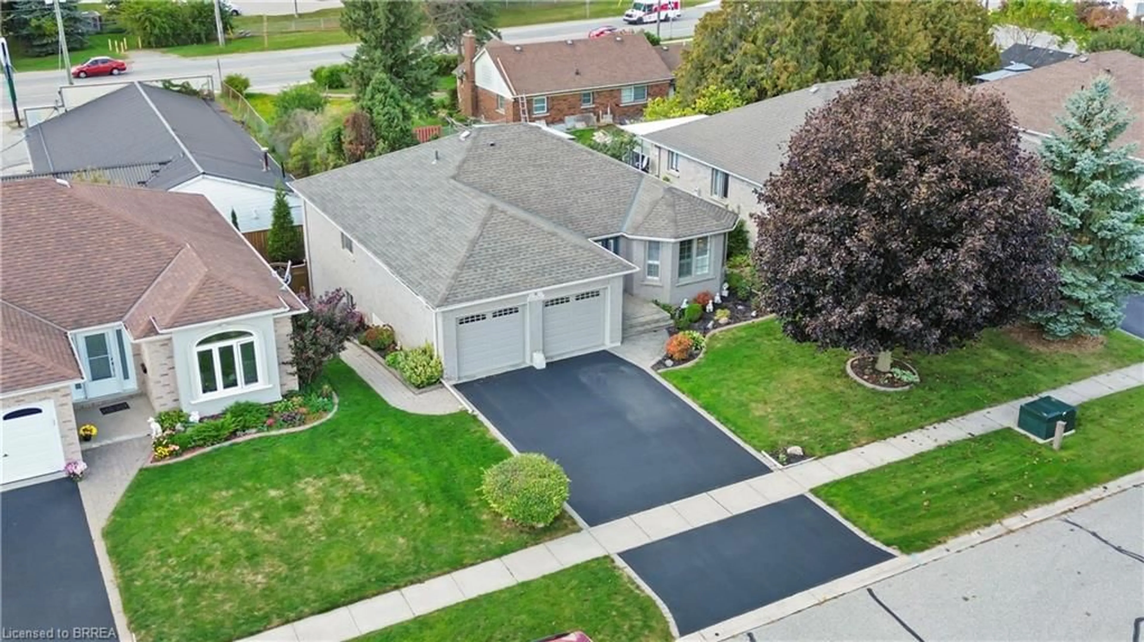 A pic from outside/outdoor area/front of a property/back of a property/a pic from drone, street for 9 Nixon Ave Ave, Paris Ontario N3R 7T7