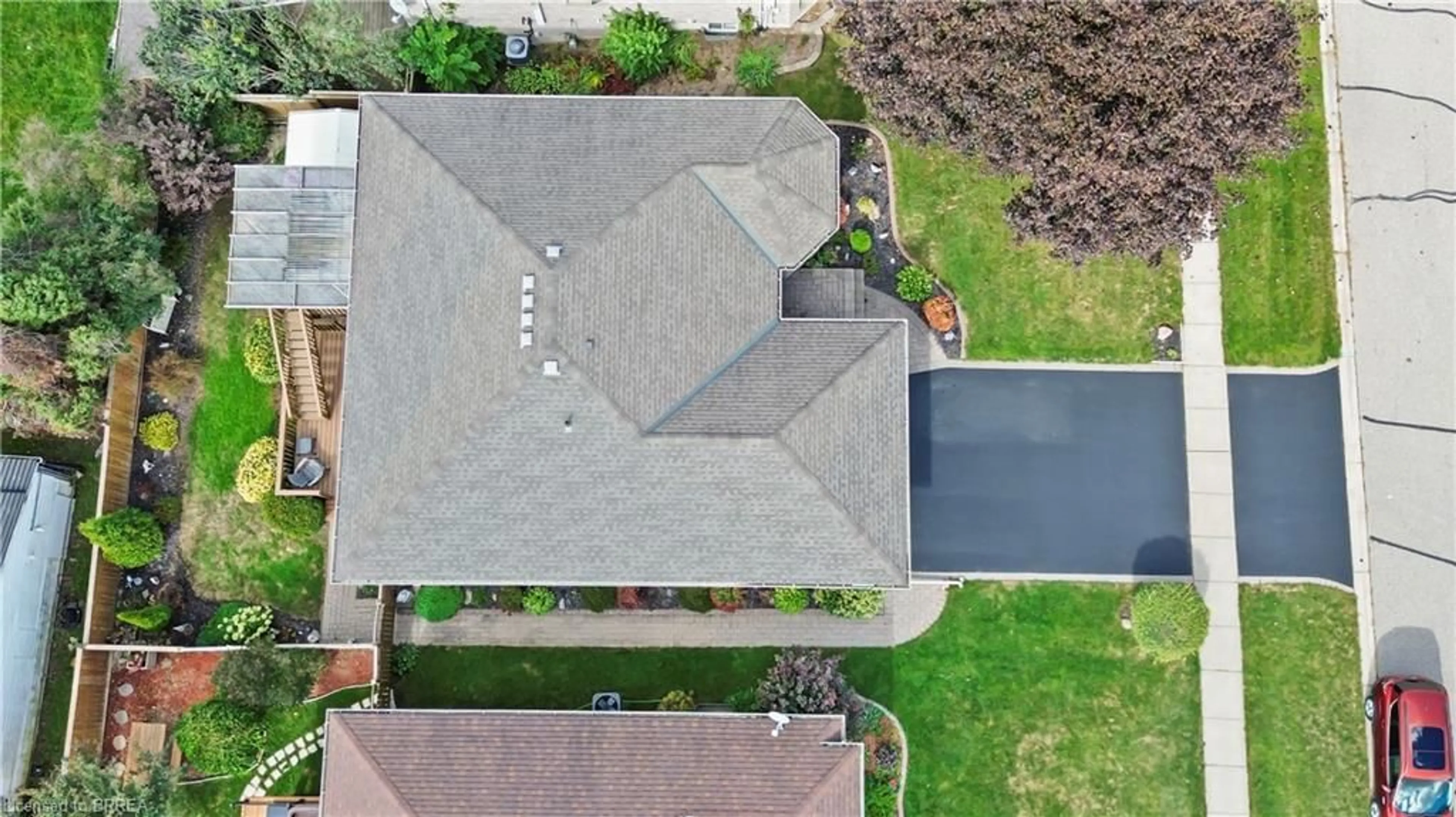 A pic from outside/outdoor area/front of a property/back of a property/a pic from drone, street for 9 Nixon Ave Ave, Paris Ontario N3R 7T7