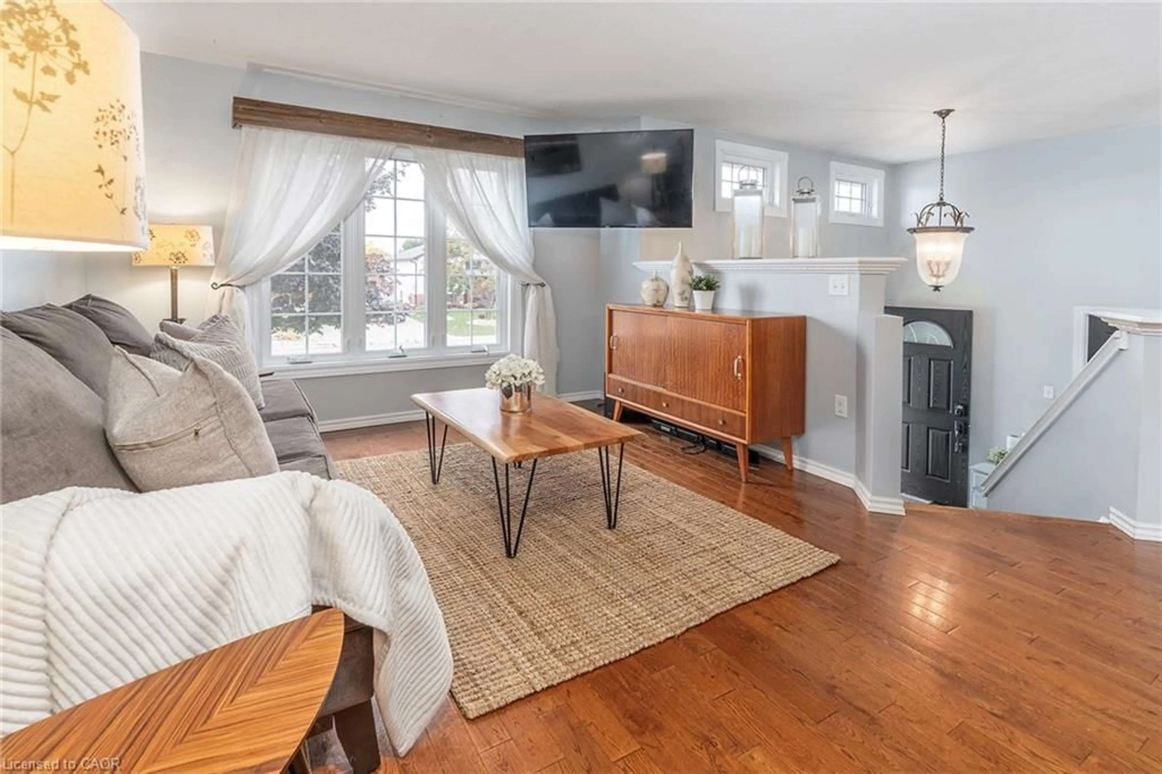 Living room with furniture, wood/laminate floor for 6 Stuart St, Caledonia Ontario N3W 2L3