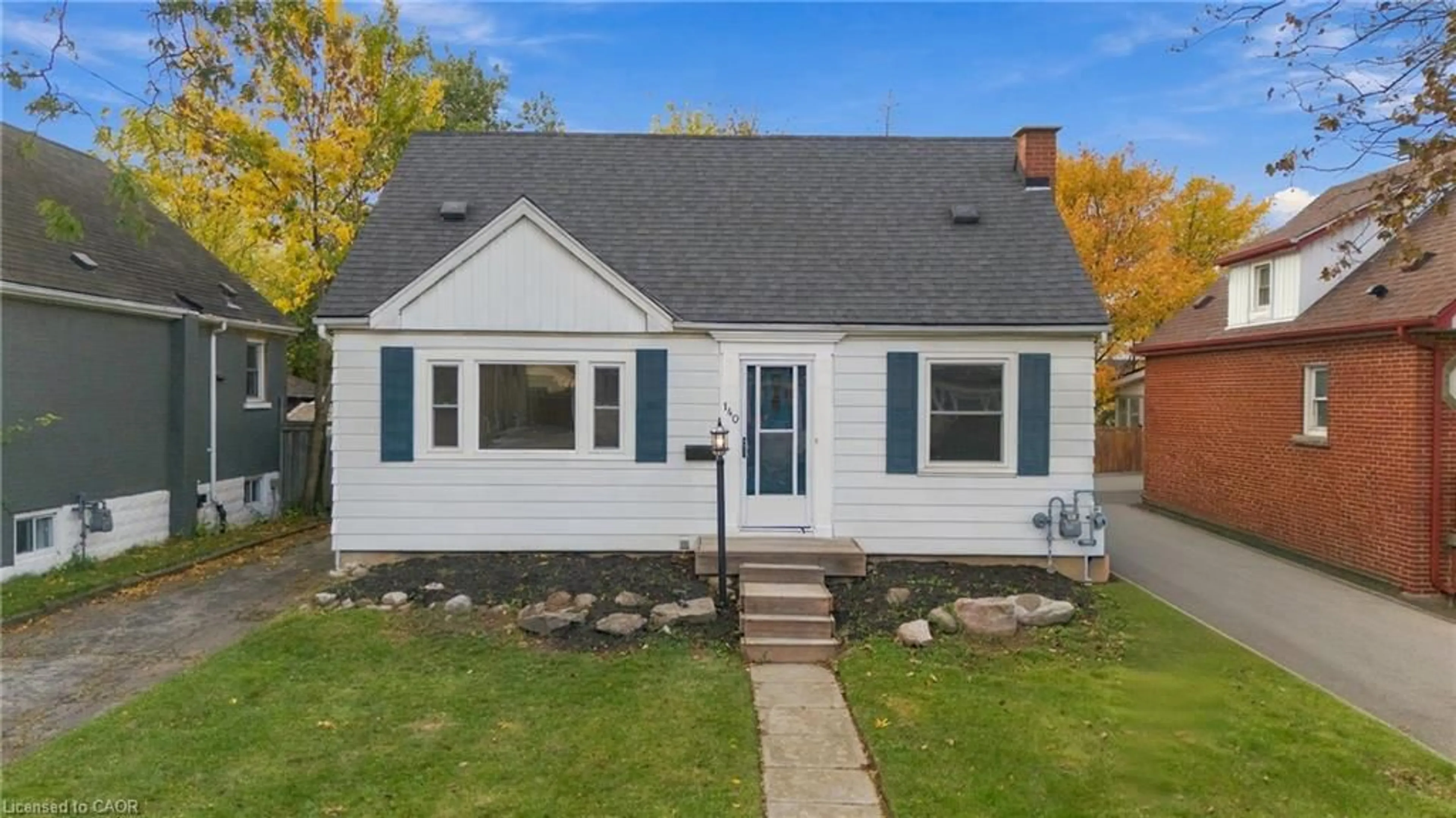 Home with vinyl exterior material, street for 140 Auburn Ave, Hamilton Ontario L8K 3B2