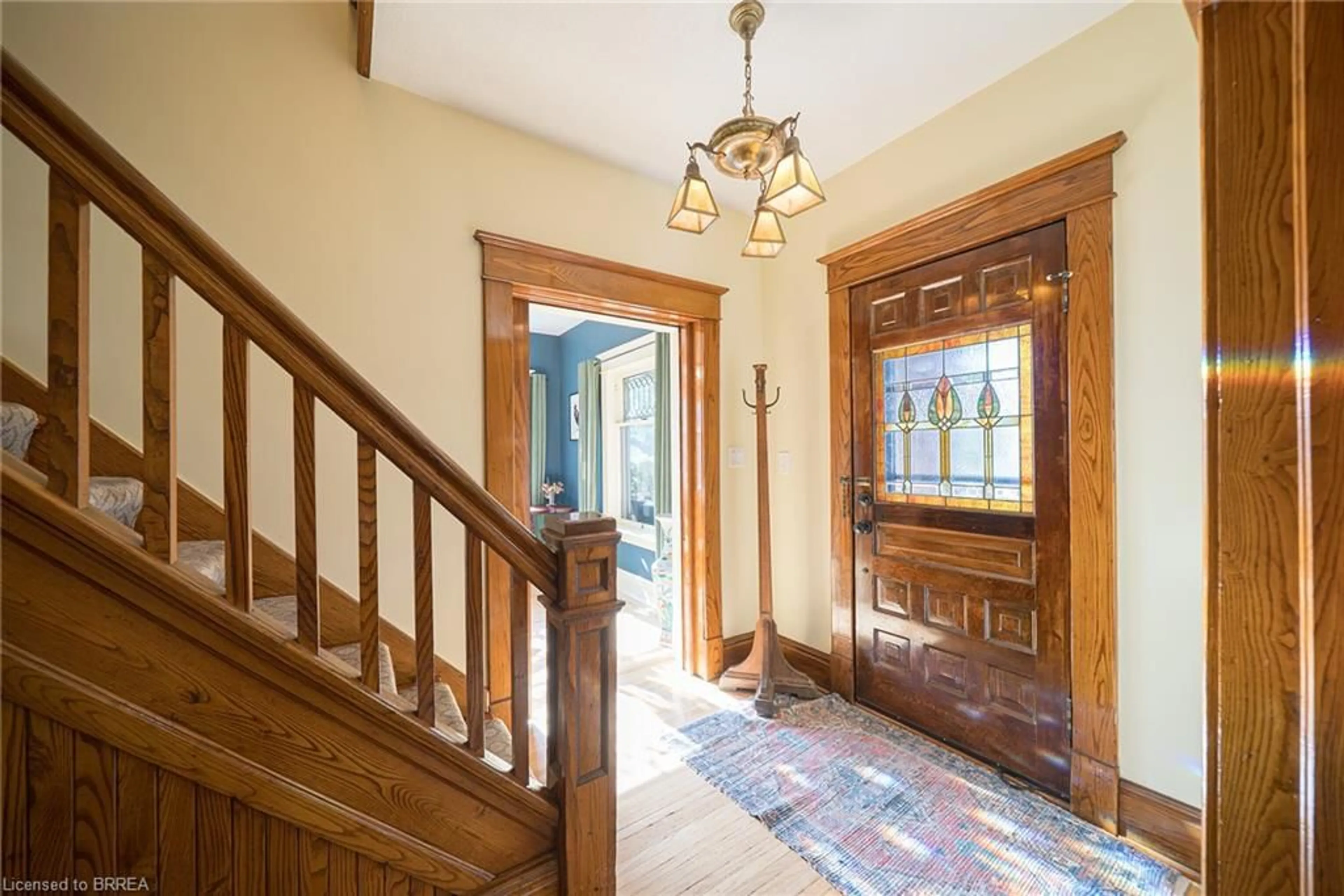Indoor foyer for 75 Walnut St, Paris Ontario N3L 2J5