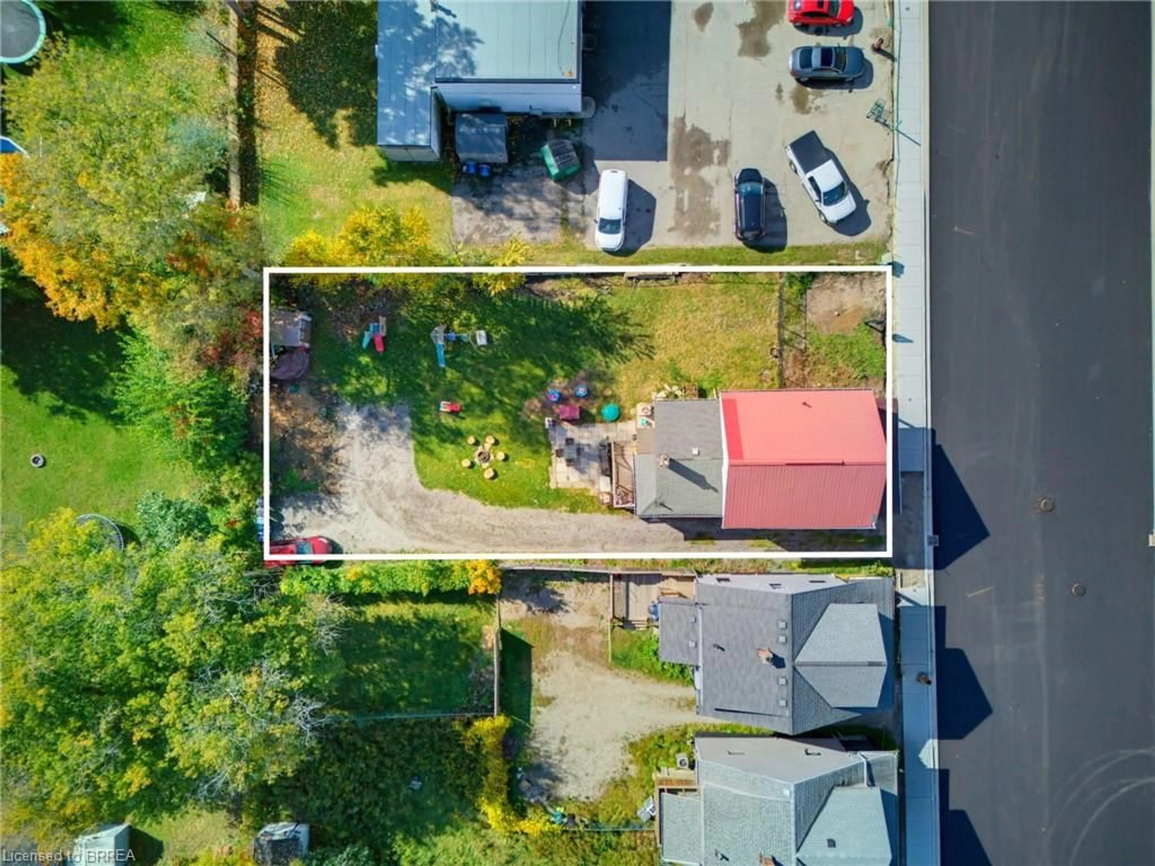 A pic from outside/outdoor area/front of a property/back of a property/a pic from drone, street for 256 Dundas St, Woodstock Ontario N4S 1B1