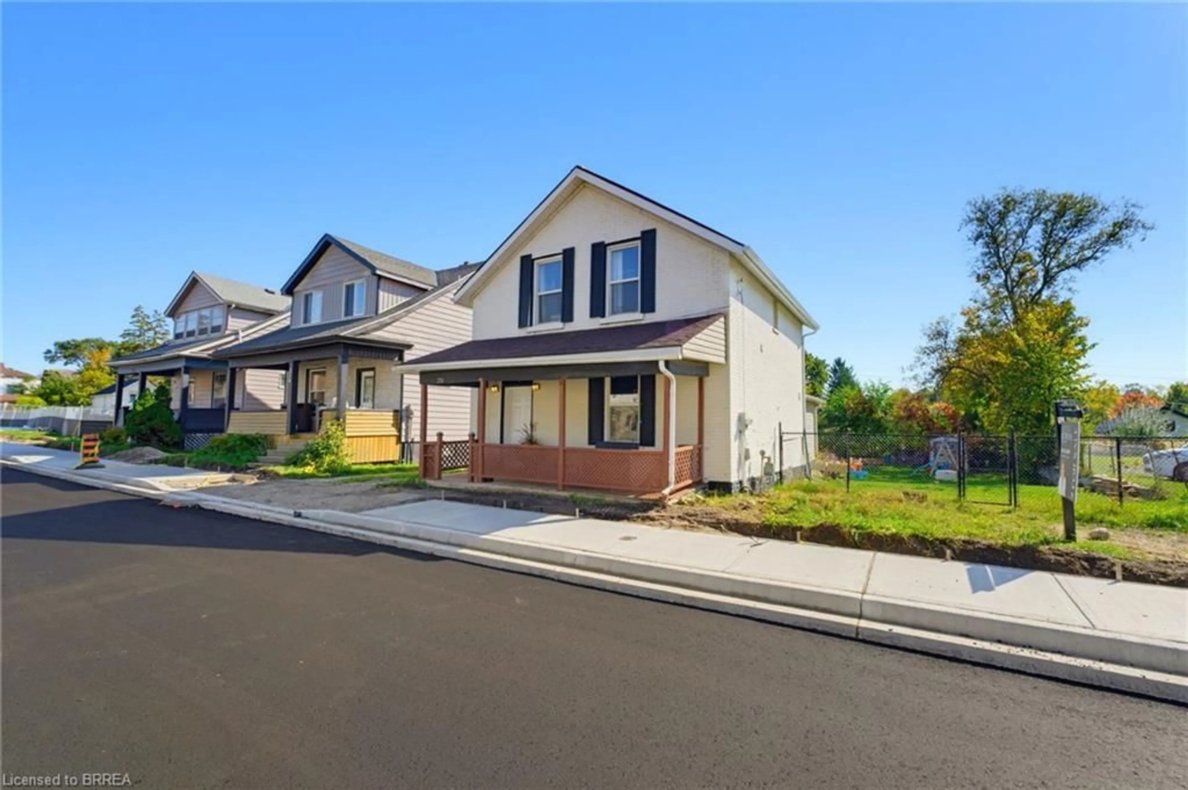 Home with vinyl exterior material, street for 256 Dundas St, Woodstock Ontario N4S 1B1